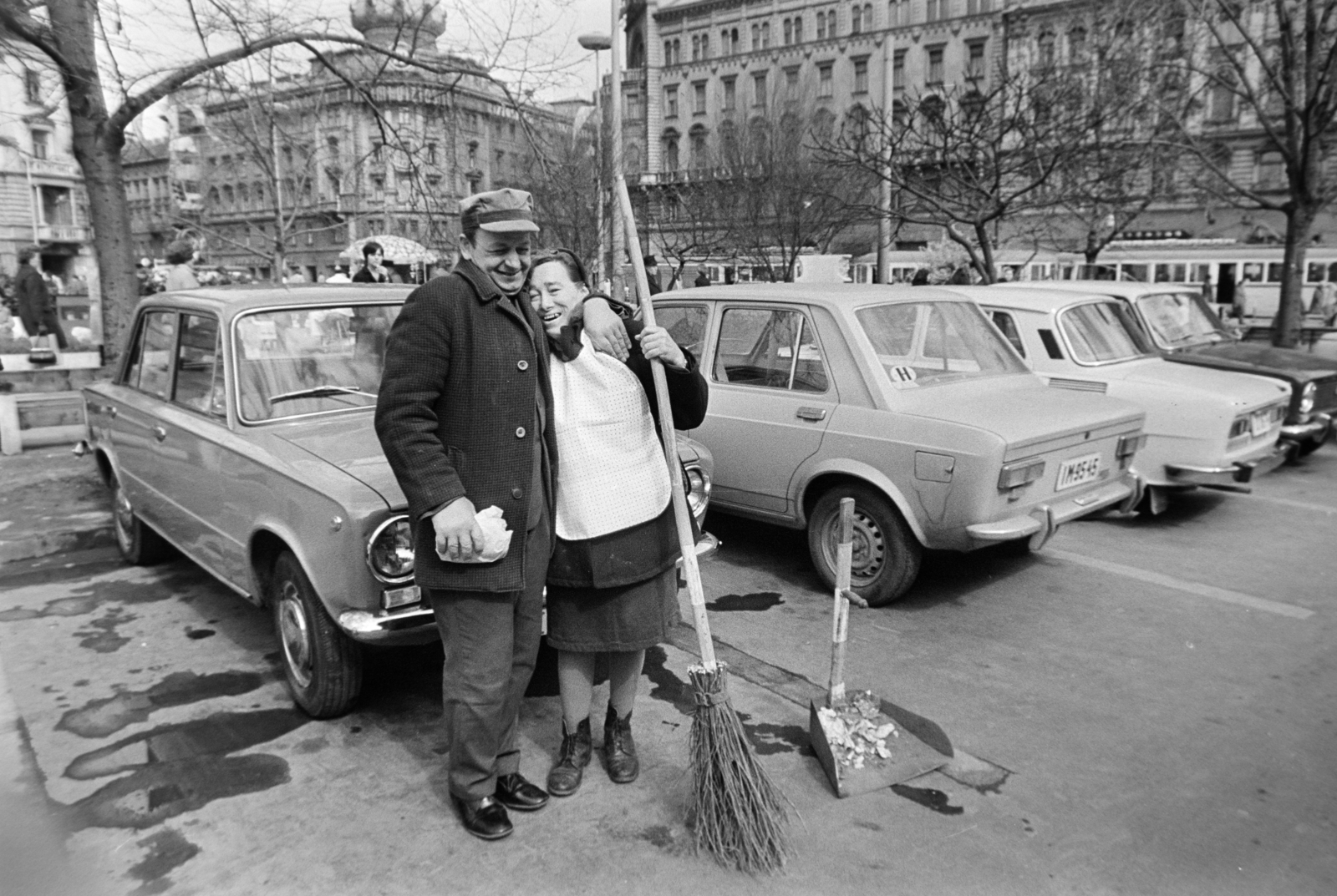 Hungary, Budapest VIII., Blaha Lujza tér., 1979, Gábor Viktor, Budapest, Lada-brand, sweeper, Fortepan #194196