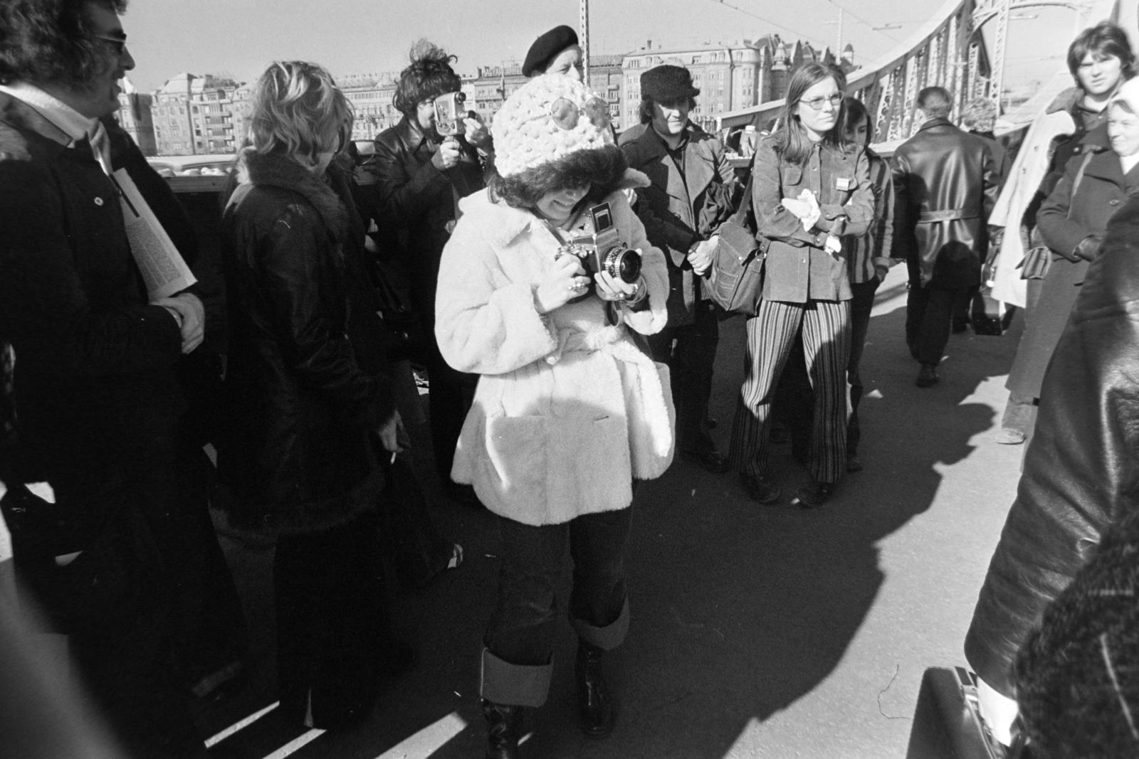 Hungary, Budapest V., Szabadság híd, háttérben a Belgrád rakpart. A felvétel az évente megtartott Bedobás / felesleges tárgyak Dunába dobása alkalmával készült., 1977, Gábor Viktor, Budapest, Fortepan #194201