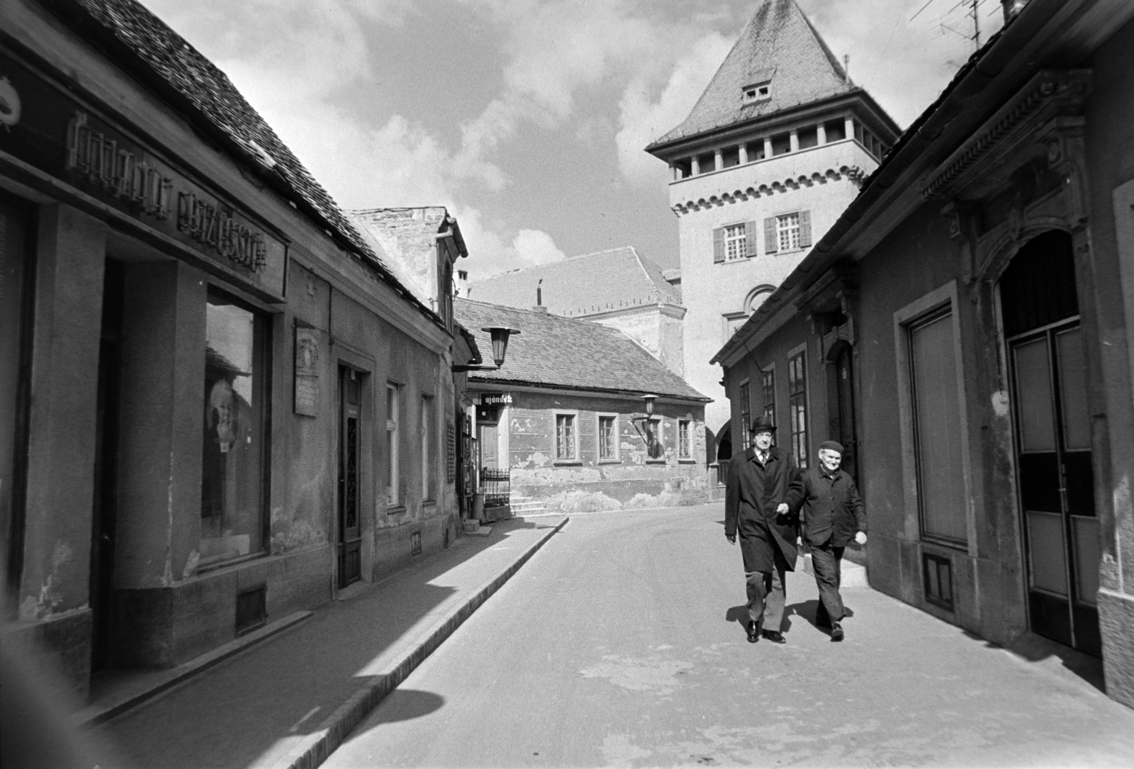 Hungary, Kőszeg, Városház utca, háttérben a Hősök kapuja., 1975, Gábor Viktor, gate tower, Fortepan #194209