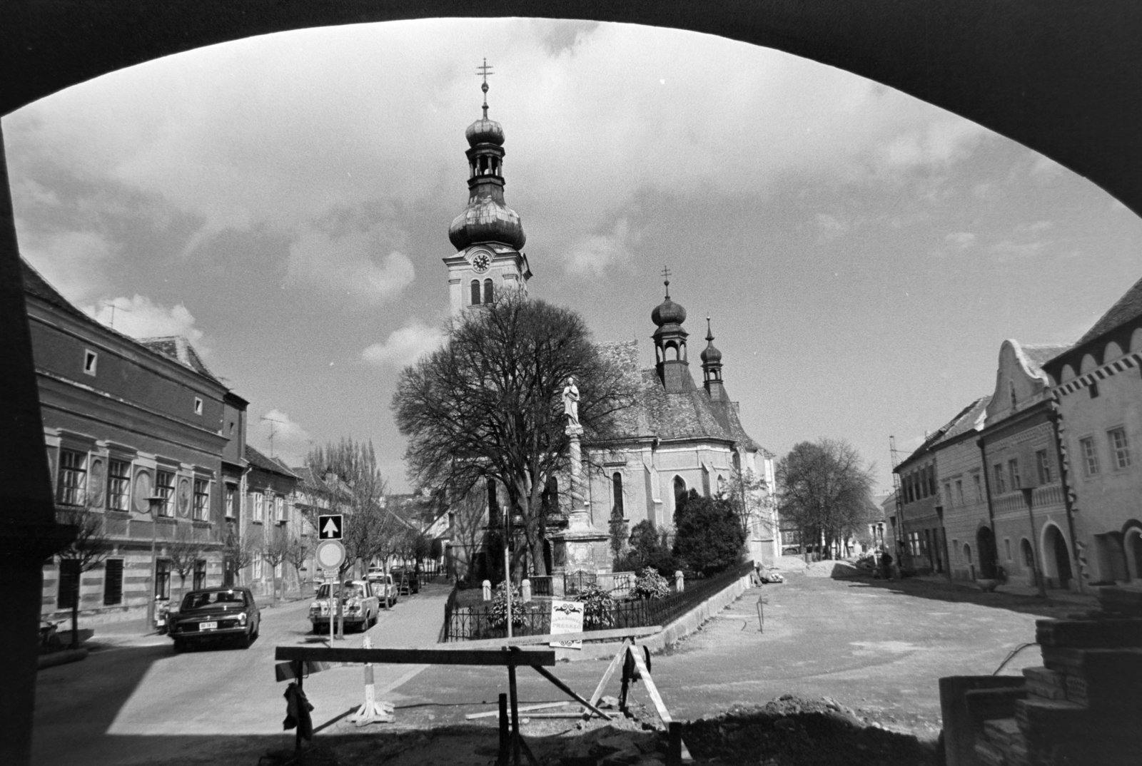 Hungary, Kőszeg, Jurisics tér a Hősök kapujától nézve. Balra a Városháza, szemben a Szent Imre-templom és a Mária-oszlop., 1975, Gábor Viktor, Fortepan #194210