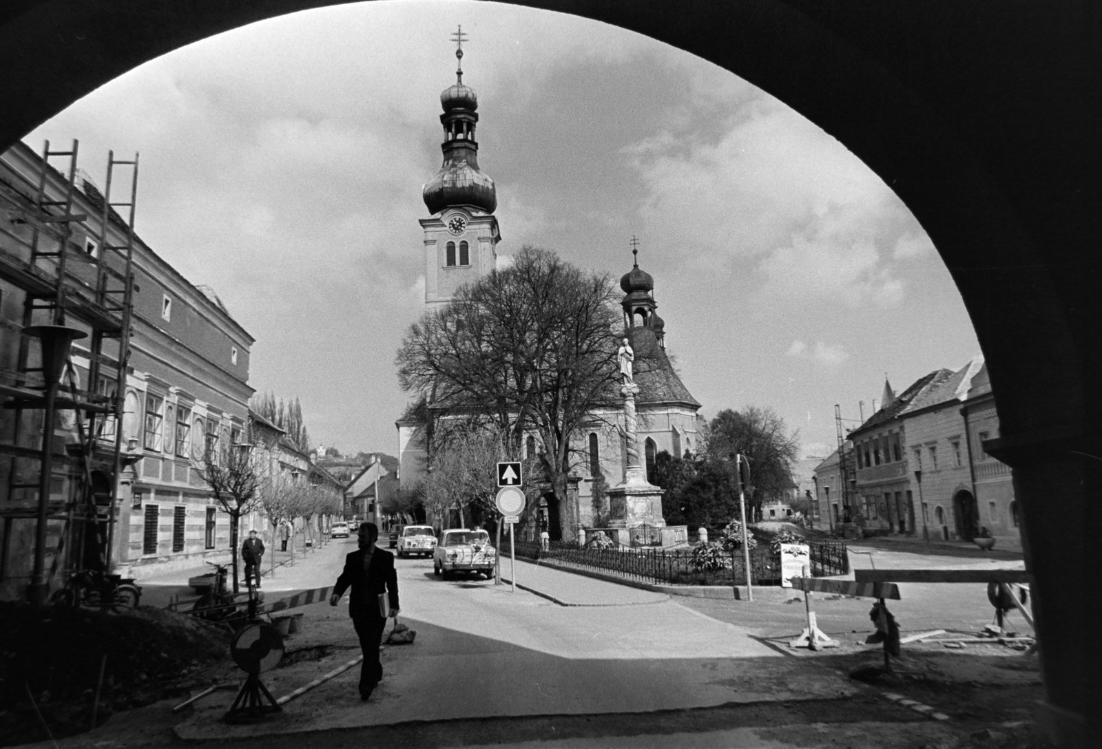 Hungary, Kőszeg, Jurisics tér a Hősök kapujától nézve. Balra a Városháza, szemben a Szent Imre-templom és a Mária-oszlop., 1975, Gábor Viktor, Fortepan #194211