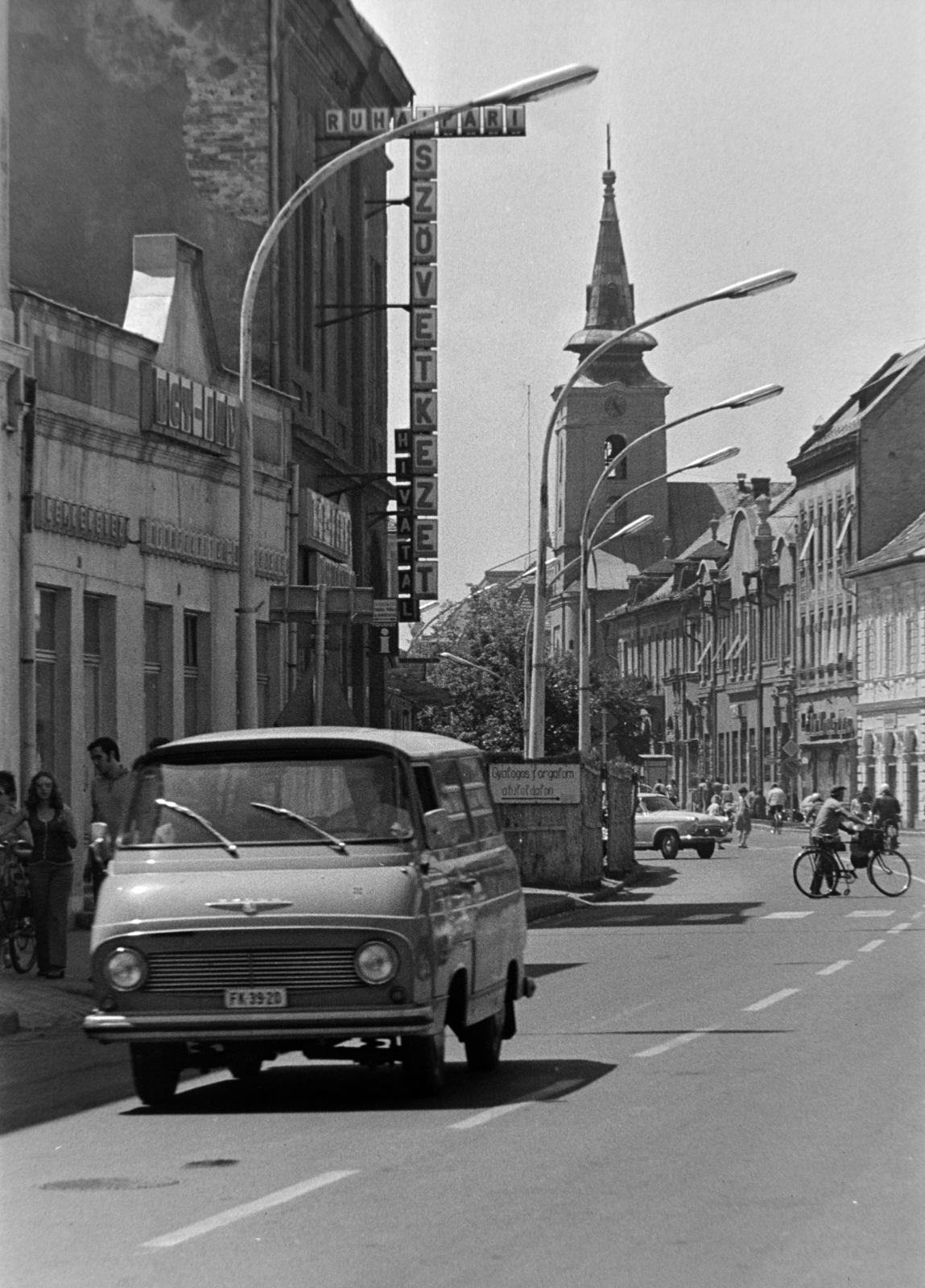 Magyarország, Balassagyarmat, Rákóczi fejedelem út, távolban a Szentháromság-templom., 1974, Gábor Viktor, Skoda 1203, Fortepan #194223
