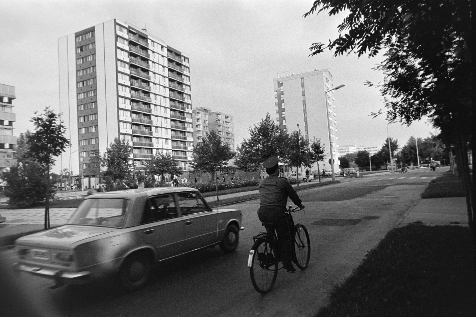 Magyarország, Nagykanizsa, Eötvös tér, előtérben balra a Platán sor torkolata., 1974, Gábor Viktor, kerékpár, Fortepan #194227
