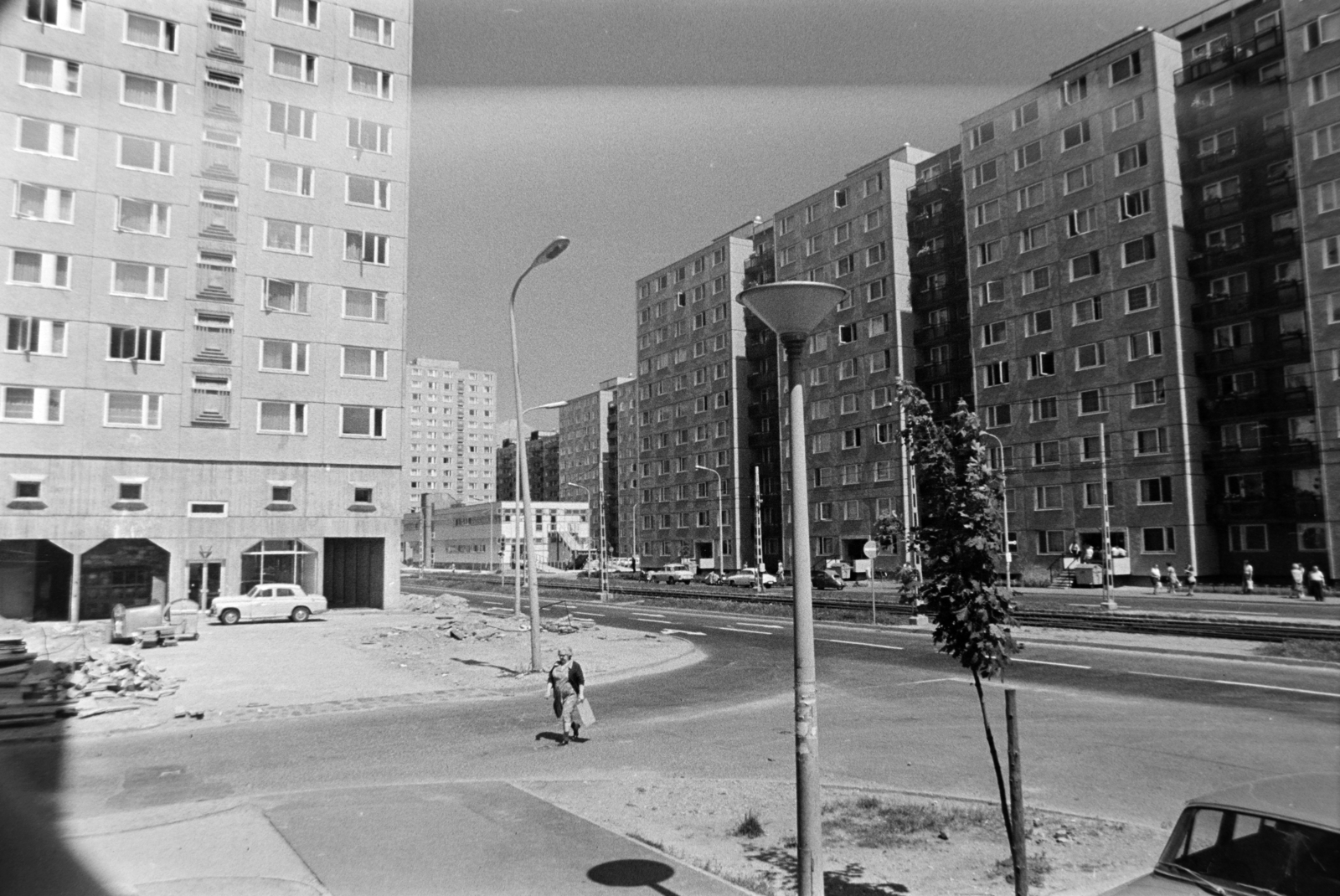 Hungary, Újpalota, Budapest XV., a felvétel a Zsókavár utca 45-ős számú ház előtt készült, szemben az orvosi rendelő., 1974, Gábor Viktor, Budapest, Fortepan #194229