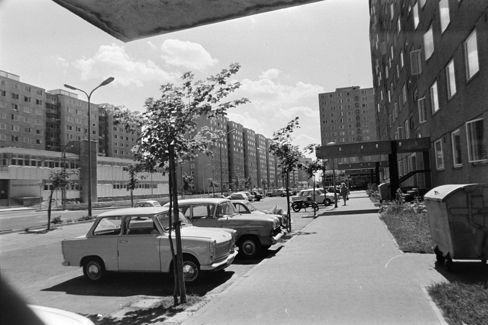 Hungary, Újpalota, Budapest XV., a felvétel a Zsókavár utca 21-es számú ház előtt készült, balra az orvosi rendelő., 1974, Gábor Viktor, Budapest, Fortepan #194230