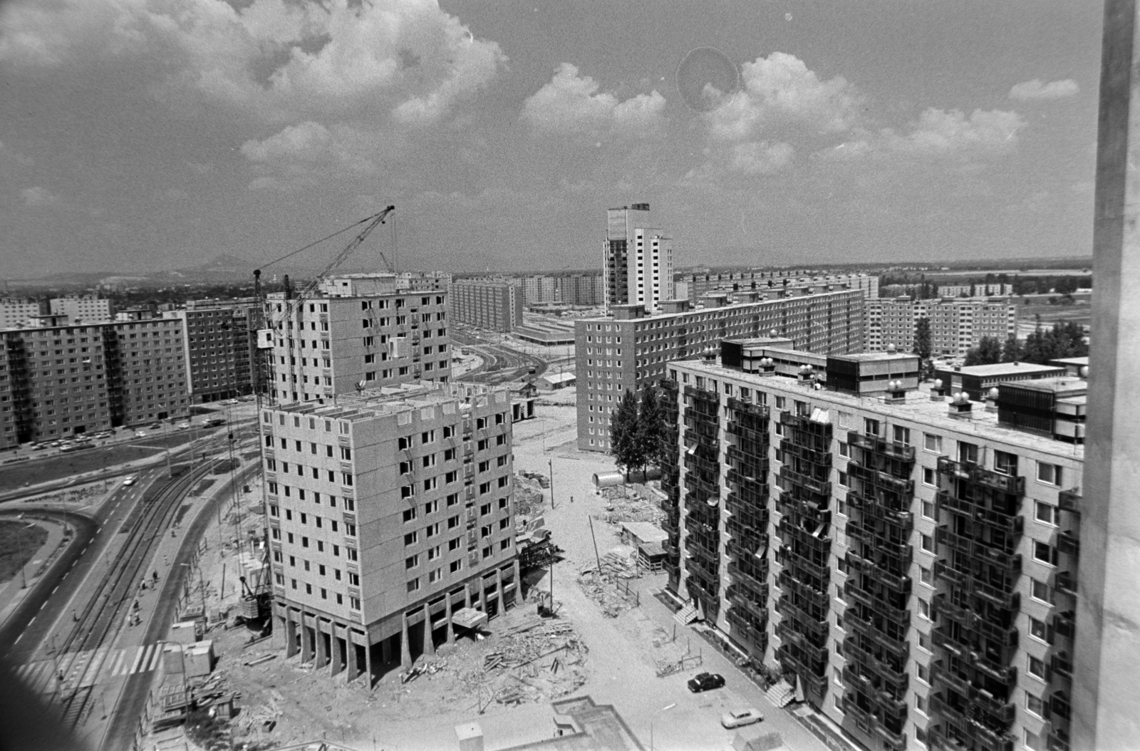 Magyarország, Újpalota, Budapest XV., kilátás a Zsókavár utca 28-as számú házból a Nyírpalota (Hevesi Gyula) út felé., 1974, Gábor Viktor, Budapest, Fortepan #194236