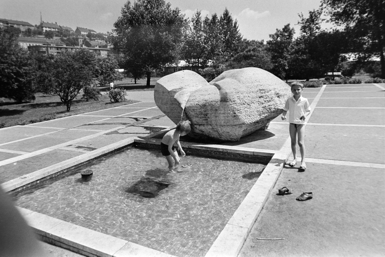 Hungary, Budapest I., Vérmező a Déli pályaudvar közelében. Csíkszentmihályi Róbert szobrász alkotása a Herman Ottó-emlékkút (1972)., 1974, Gábor Viktor, Budapest, Fortepan #194240