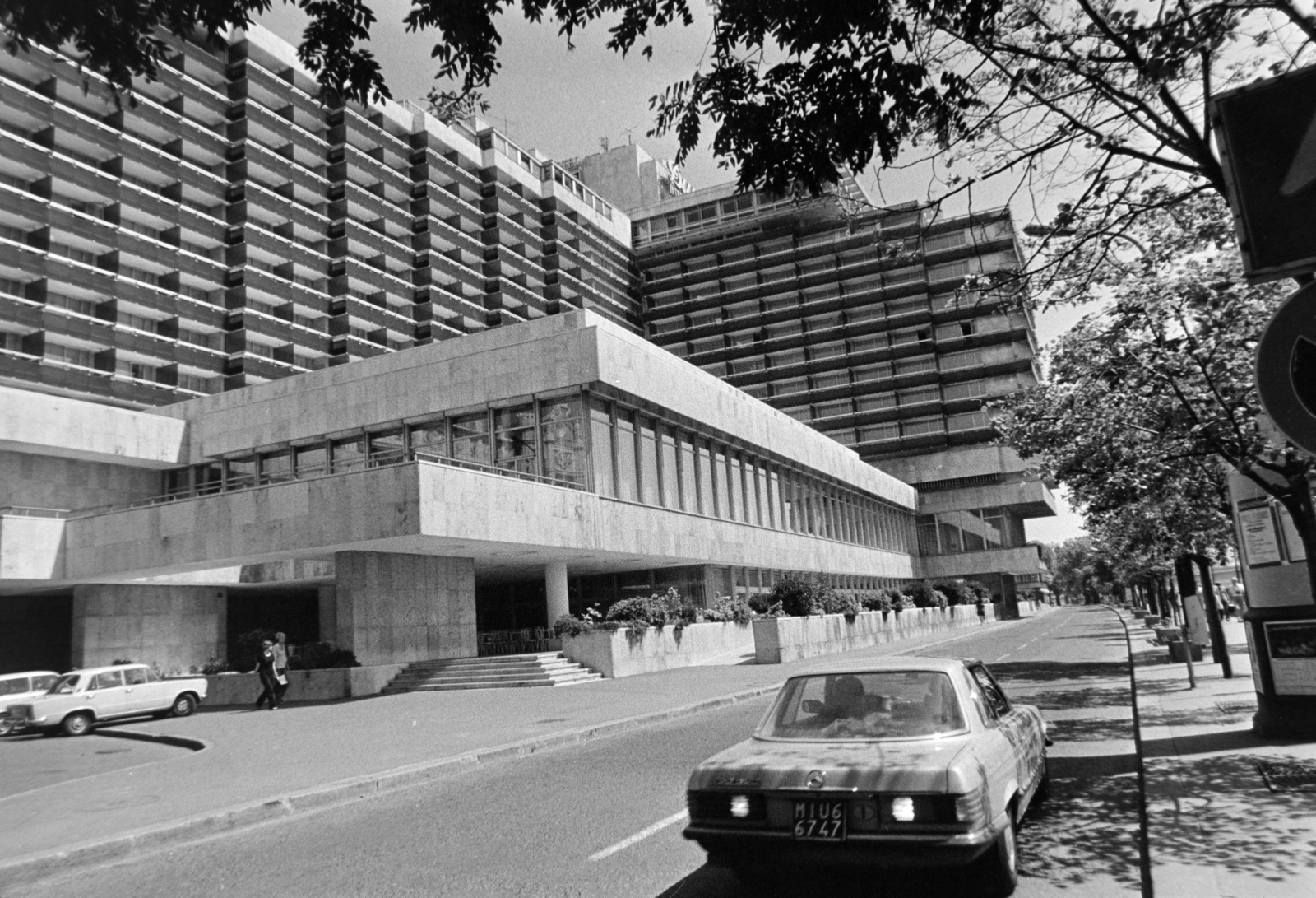 Hungary, Budapest V., Dunakorzó, Hotel Duna Intercontinental., 1974, Gábor Viktor, Budapest, Mercedes-brand, Fortepan #194241