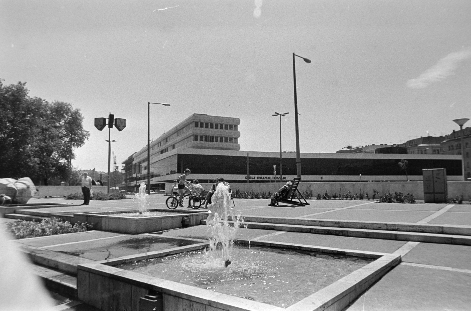 Hungary, Budapest I., Vérmező, balra Csíkszentmihályi Róbert szobrász alkotása a Herman Ottó-emlékkút (1972). Háttérben a Déli pályaudvar., 1974, Gábor Viktor, Budapest, Fortepan #194244