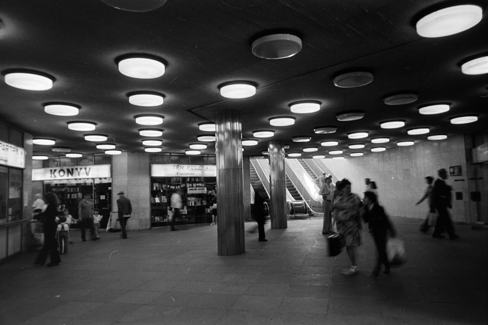 Magyarország, Budapest I., Batthyány tér, aluljáró a metróállomás bejárata előtt., 1974, Gábor Viktor, Budapest, Fortepan #194245