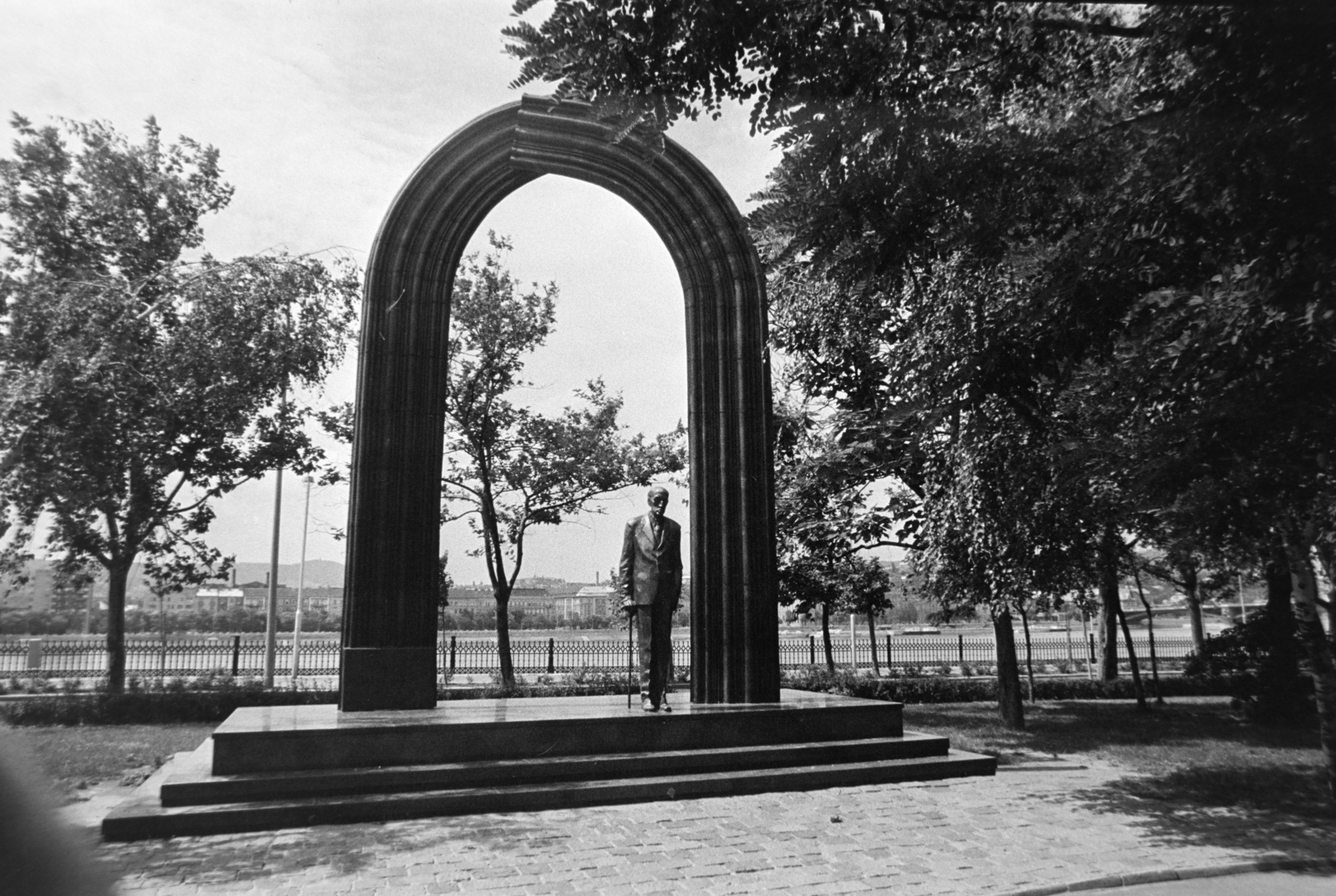 Hungary, Budapest V., Kossuth Lajos tér, Károlyi Mihály szobra (Varga Imre, 1975.)., 1975, Gábor Viktor, Budapest, Fortepan #194263