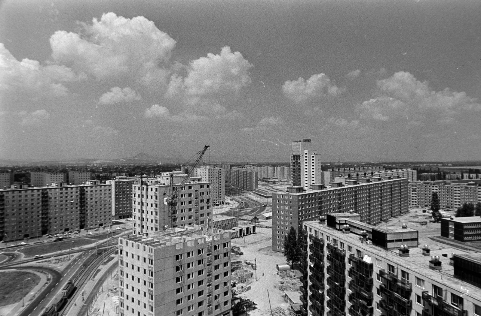 Hungary, Újpalota, Budapest XV., kilátás a Zsókavár utca 28-as számú házból a Nyírpalota (Hevesi Gyula) út felé., 1975, Gábor Viktor, Budapest, Fortepan #194266