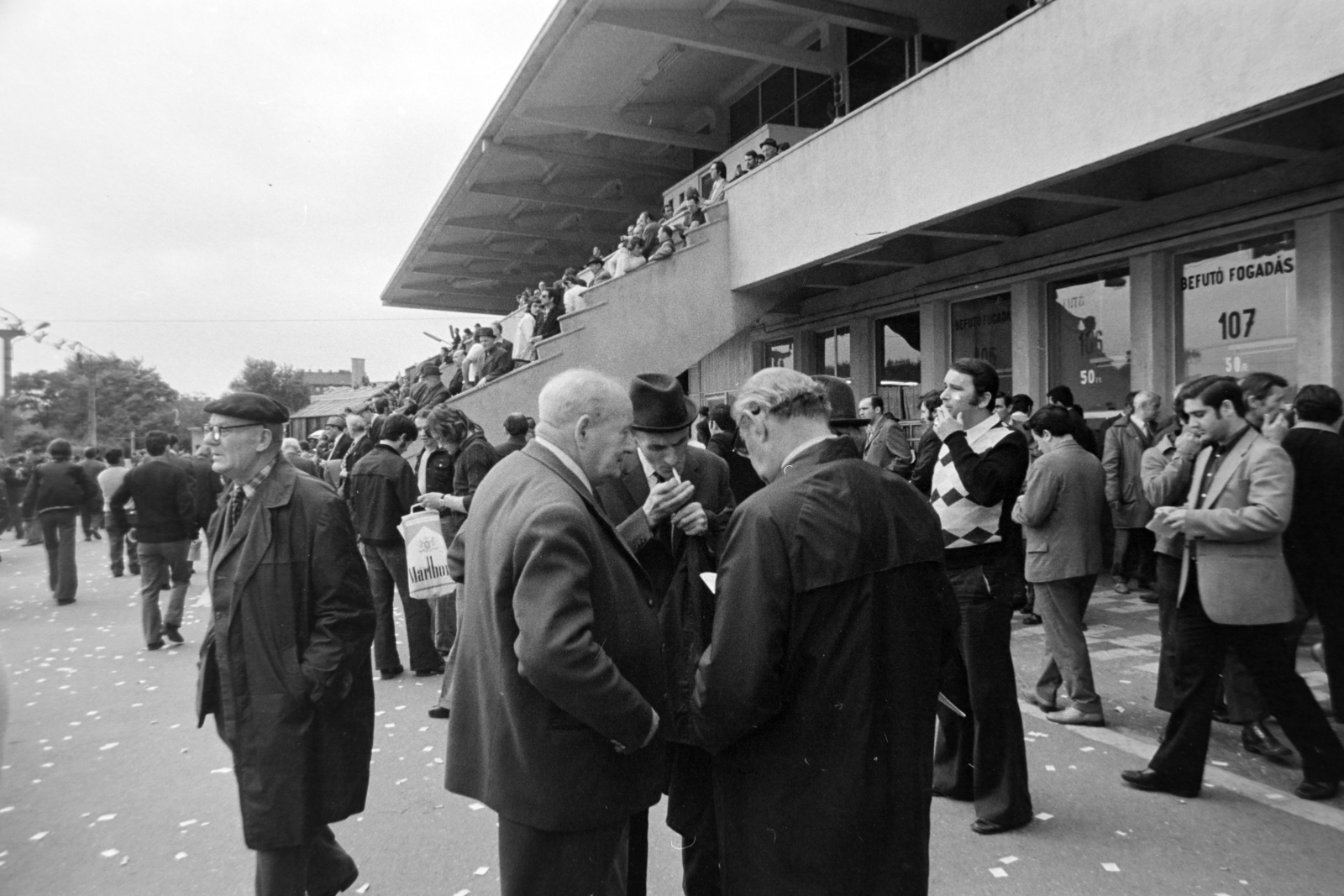 Hungary, Budapest VIII., Kerepesi úti Ügetőpálya, az I. helyi tribün., 1972, Gábor Viktor, Budapest, Fortepan #194280