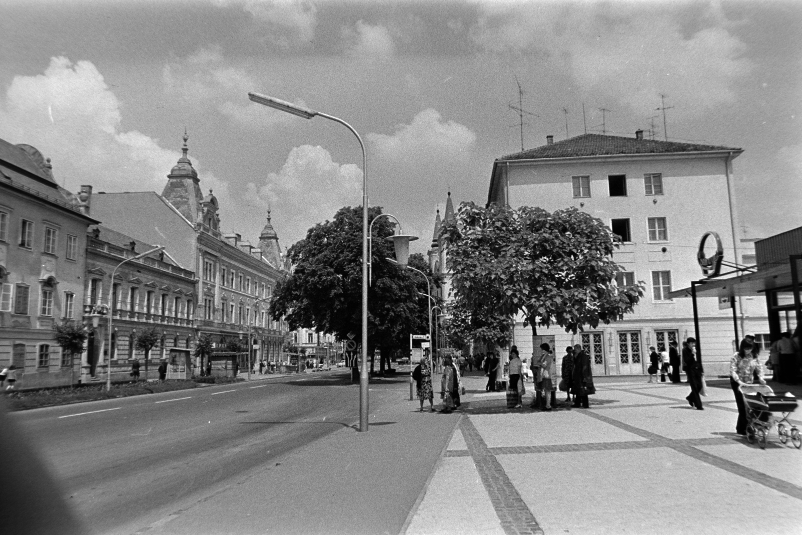 Magyarország, Zalaegerszeg, Széchenyi tér, háttérben a Mindszenty József (Kovács Károly) téren álló Mária Magdolna-templom (Nagytemplom)., 1976, Gábor Viktor, Fortepan #194295
