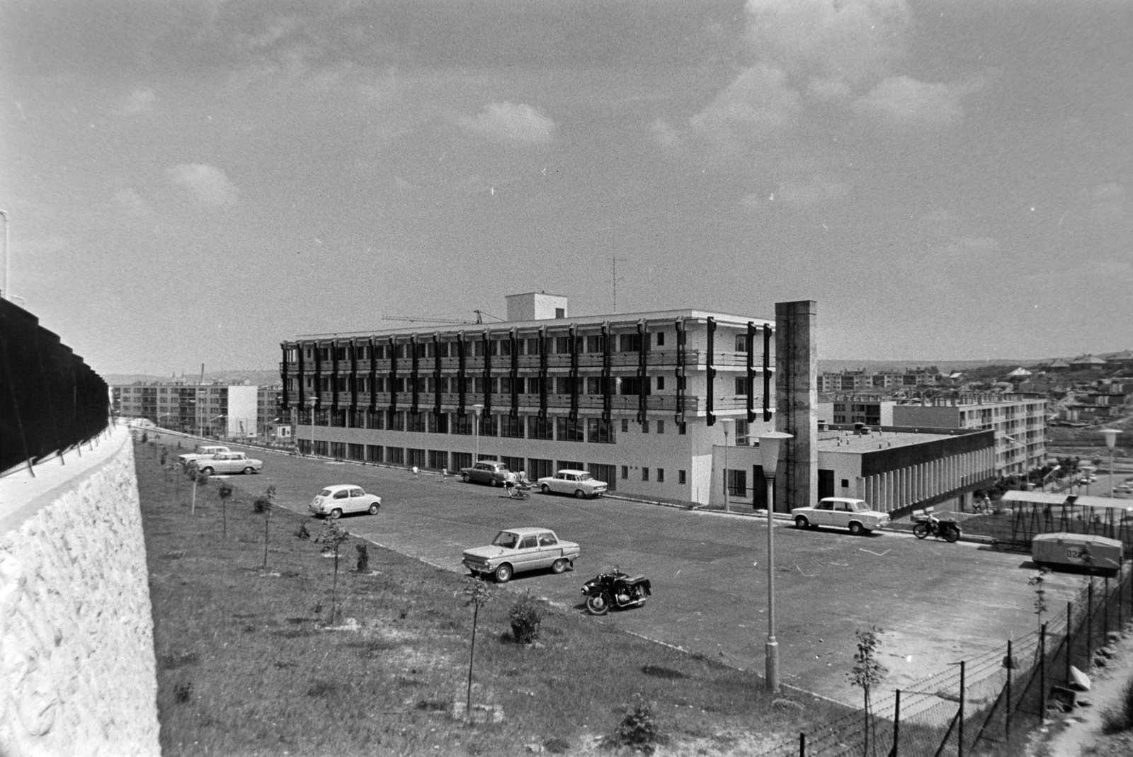 Magyarország, Zalaegerszeg, Landorhegyi út 33., Pártiskola (később Pécsi Tudományegyetem Egészségtudományi Kar
Zalaegerszegi Képzési Központ), a Kispest utca felől nézve., 1976, Gábor Viktor, Fortepan #194300