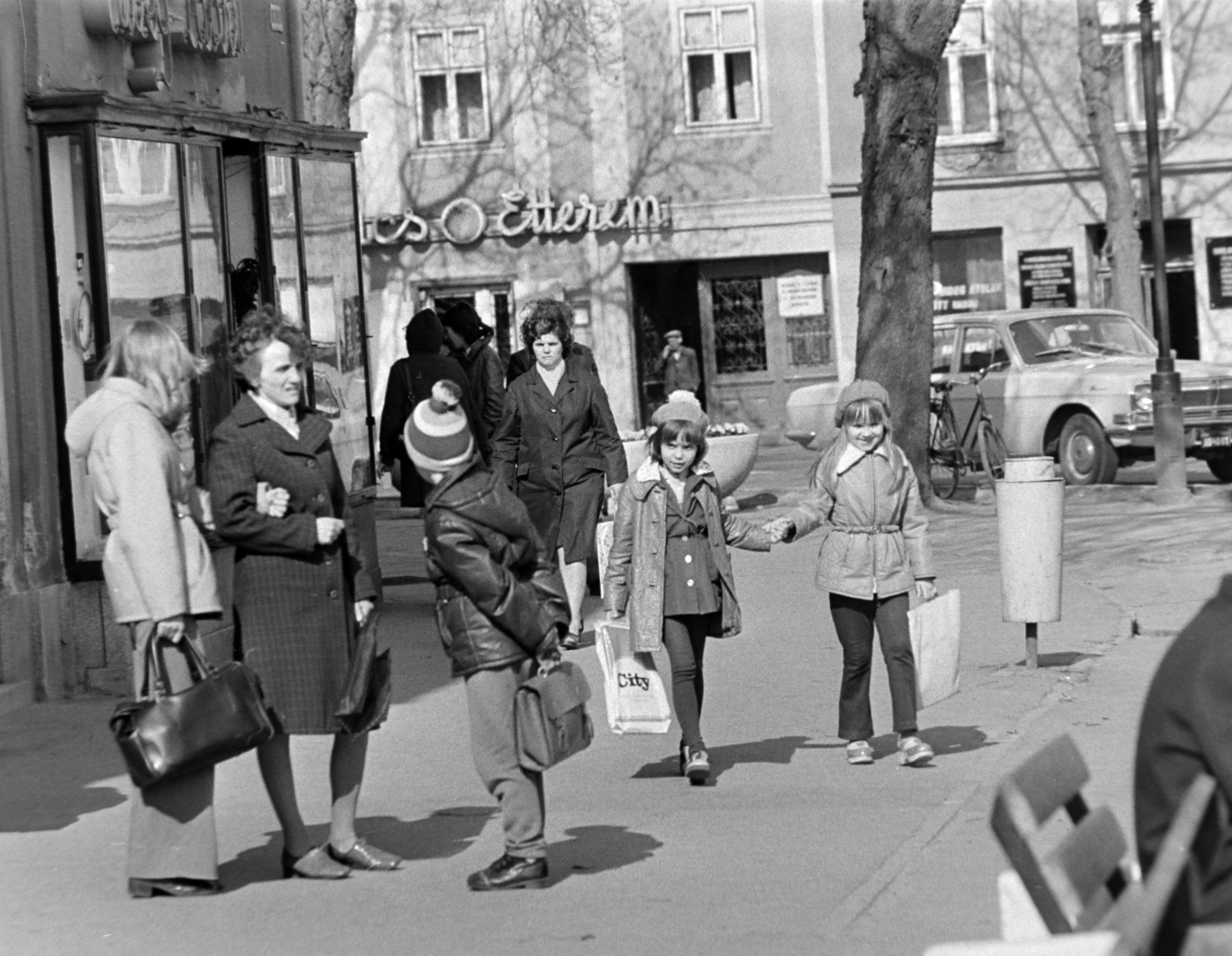 Hungary, Kőszeg, Fő (Köztársaság) tér, szemben balra a Várkör (Béke út) 12., a Kulacs étterem., 1975, Gábor Viktor, Fortepan #194307