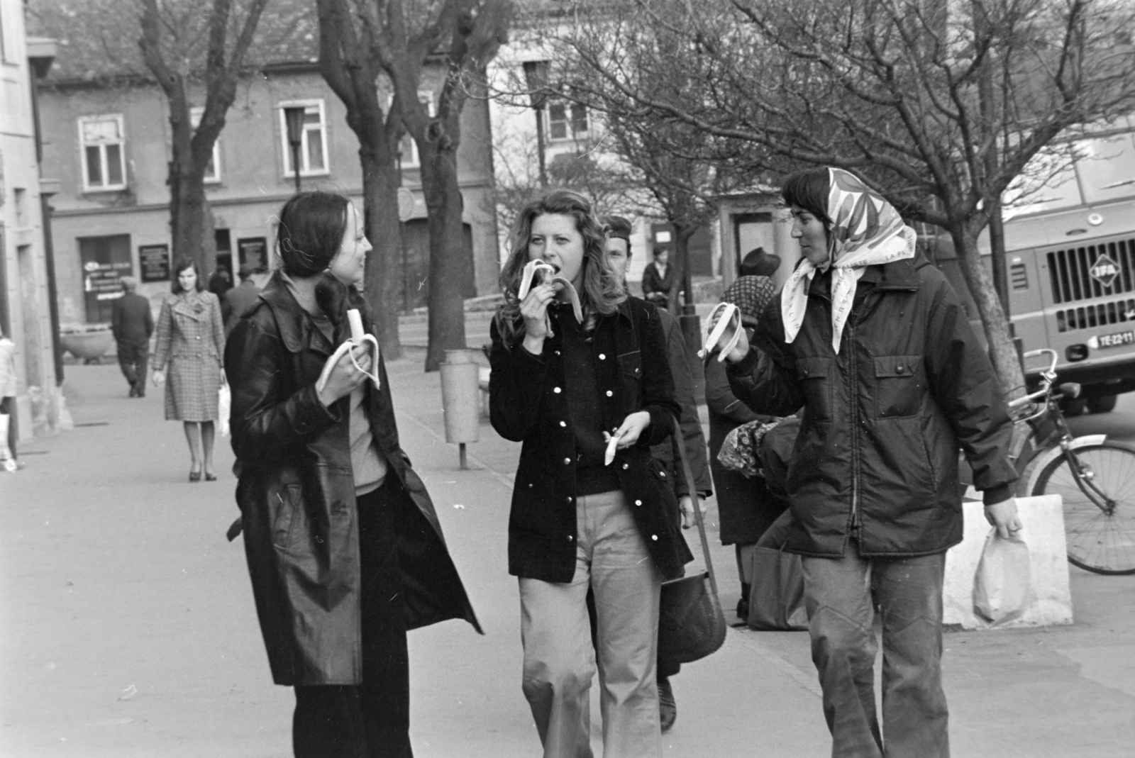 Hungary, Kőszeg, Fő (Köztársaság) tér, szemben a Várkör (Béke út) házsora., 1975, Gábor Viktor, banana, bicycle, Fortepan #194312