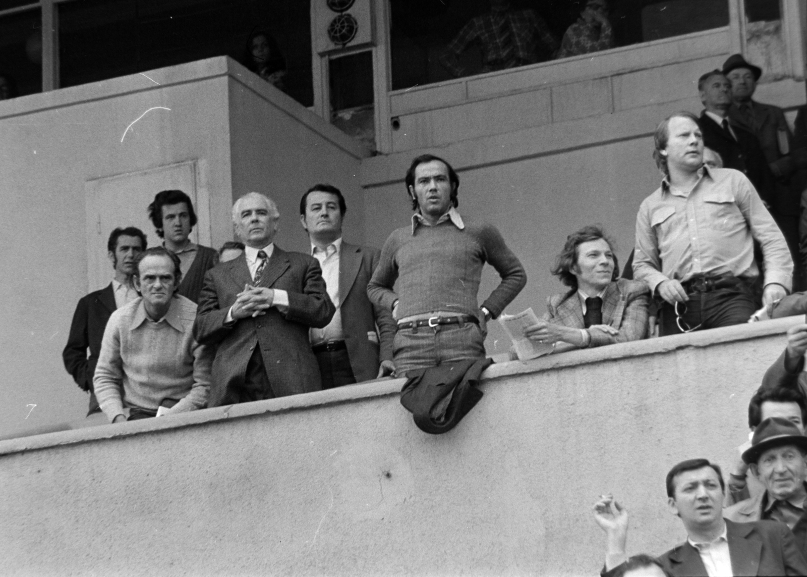 Hungary, Budapest VIII., Kerepesi úti Ügetőpálya, az I. helyi tribün. Balról elől Sipos Tamás rádiós újságíró, amatőrhajtó, Dobos István televíziós szakember, dramaturg, az MTV drámai osztályának vezetője, majd Garics János, Kertész Péter és Uri István színművészek, Meszéna Miklós kardvívó, a Vasas elnöke., 1972, Gábor Viktor, Budapest, Fortepan #194318