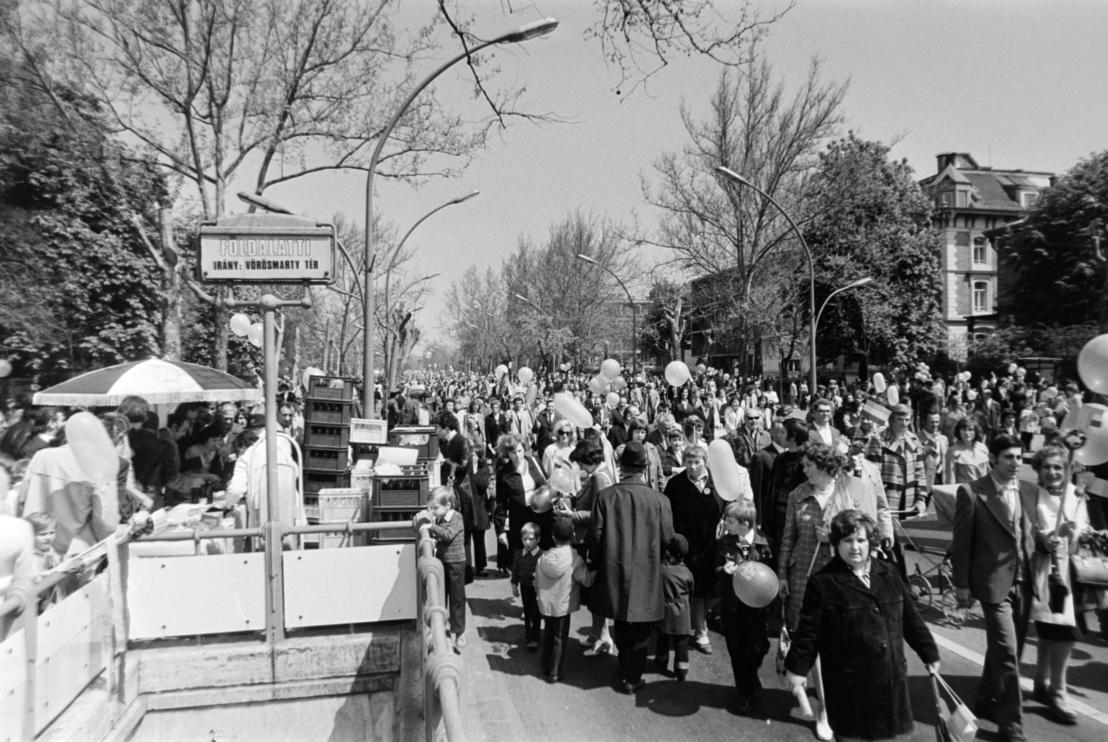 1976, Gábor Viktor, árus, felvonulás, tömeg, metróállomás, Fortepan #194350