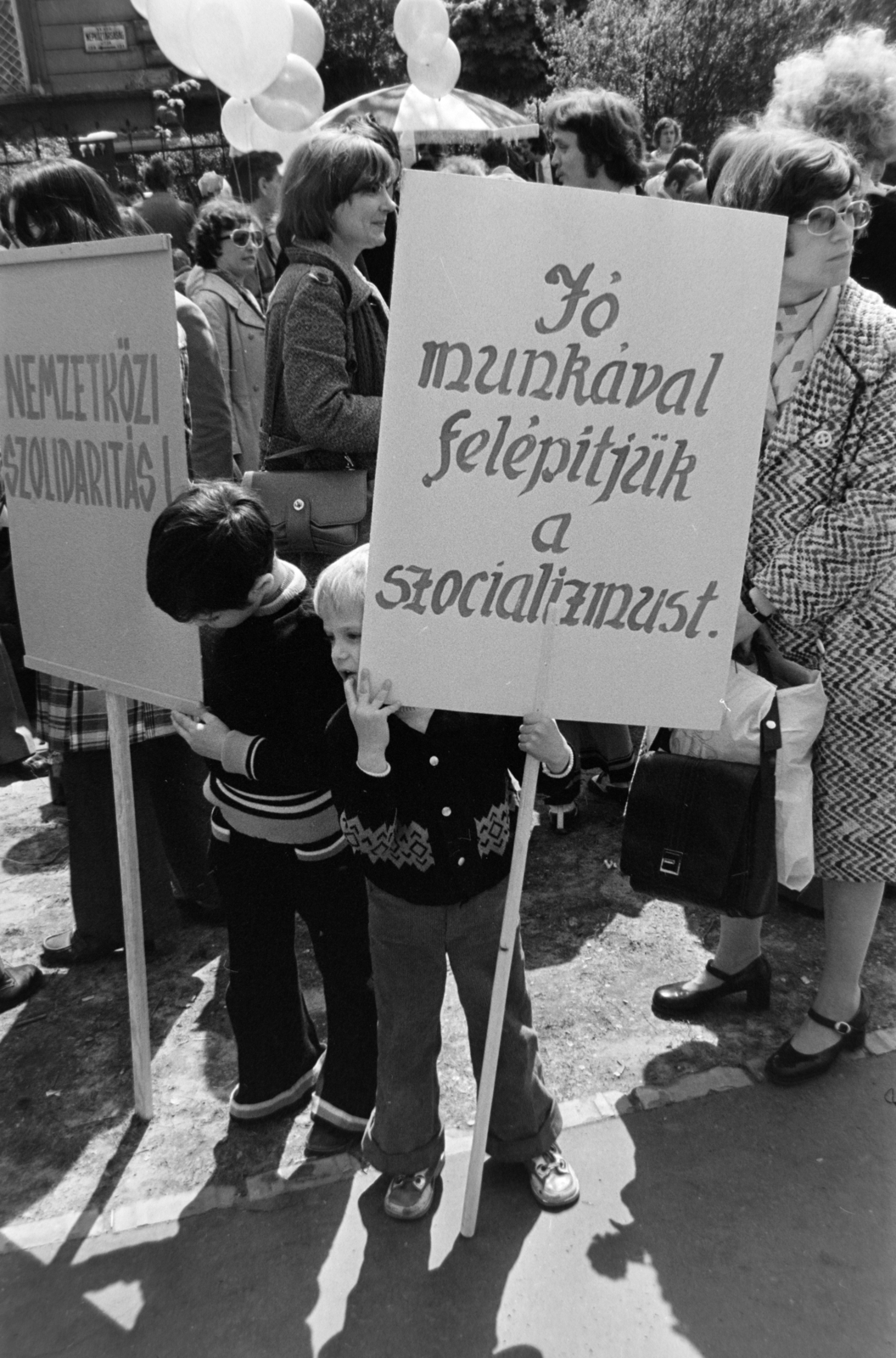 1976, Gábor Viktor, felvonulás, propaganda, transzparens, Fortepan #194359