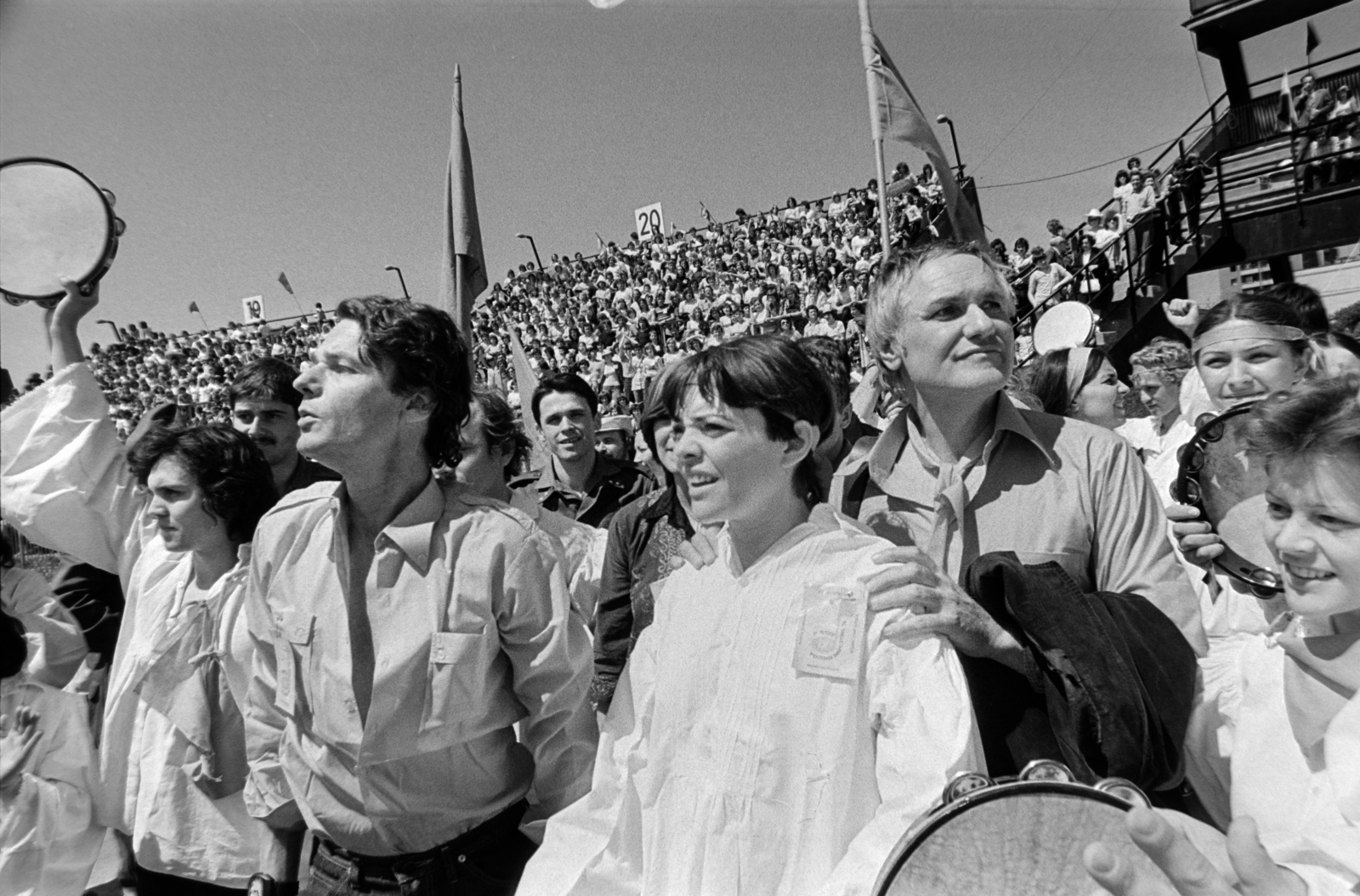 Magyarország, Miskolc, DVTK-stadion, IX. Borsodi politikai dalfesztivál. Jobbra Jancsó Miklós filmrendező., 1976, Gábor Viktor, Fortepan #194374