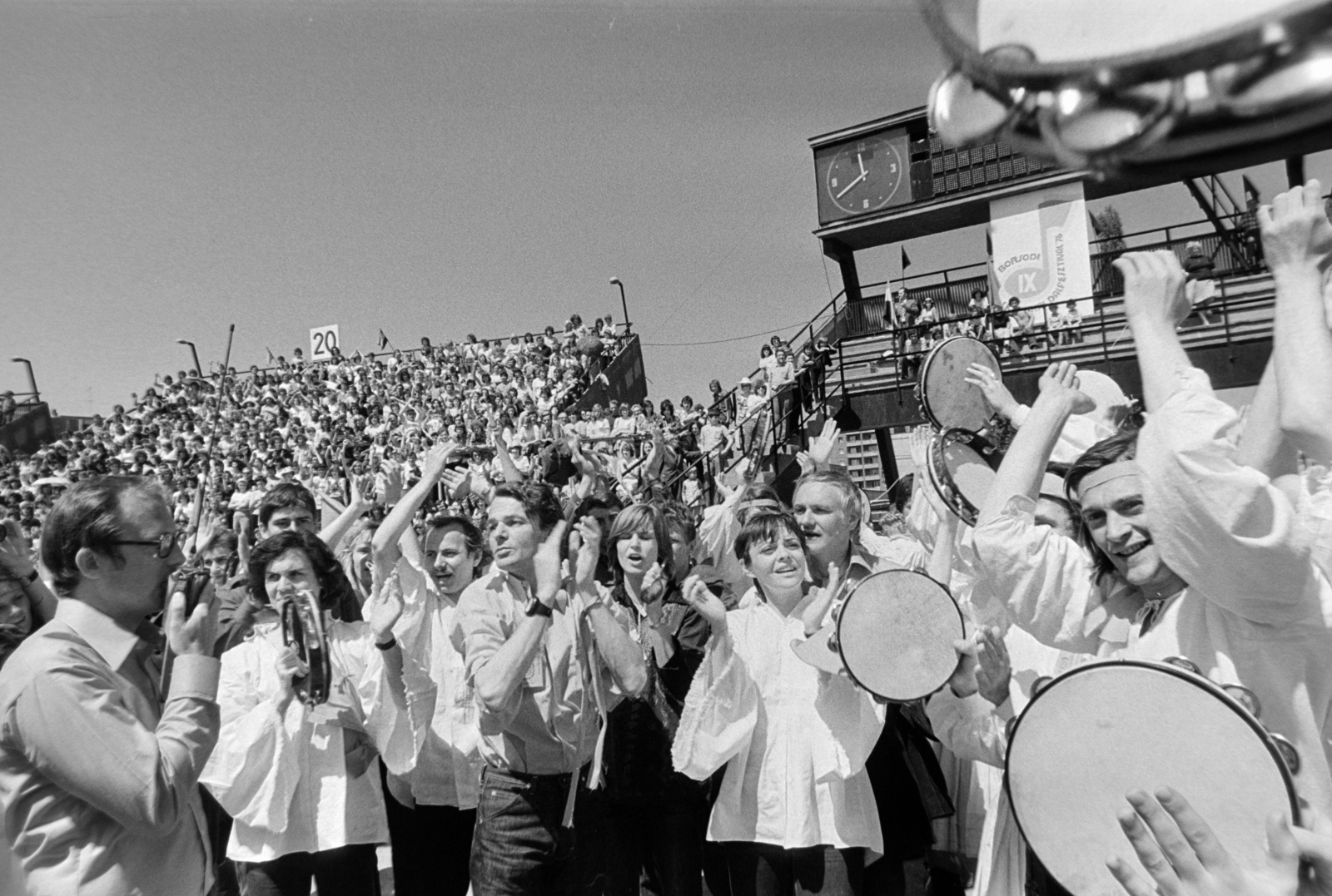 Hungary, Miskolc, DVTK-stadion, IX. Borsodi politikai dalfesztivál. Jobbra takarva Jancsó Miklós filmrendező., 1976, Gábor Viktor, Fortepan #194375