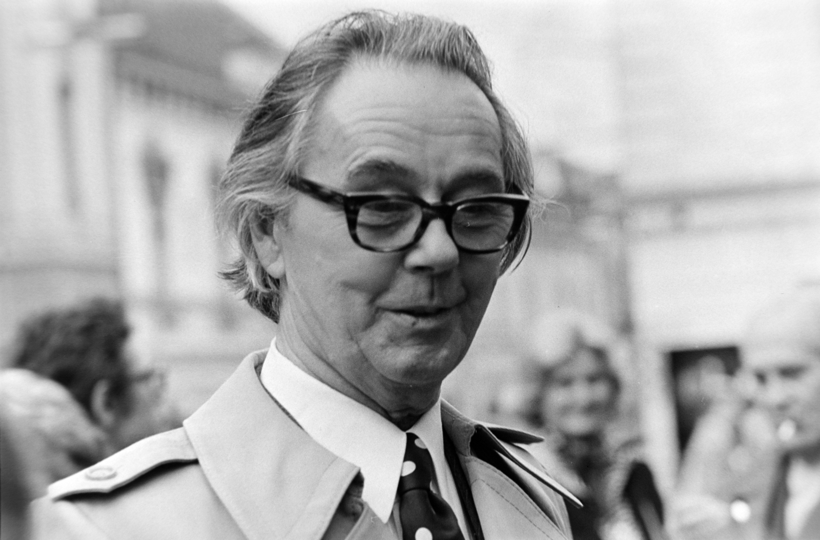 Magyarország, Pécs, Színház tér a Pécsi Nemzeti Színház előtt. Vásárhelyi Győző (Victor Vasarely) magyar-francia festő, szobrász., 1976, Gábor Viktor, Fortepan #194385