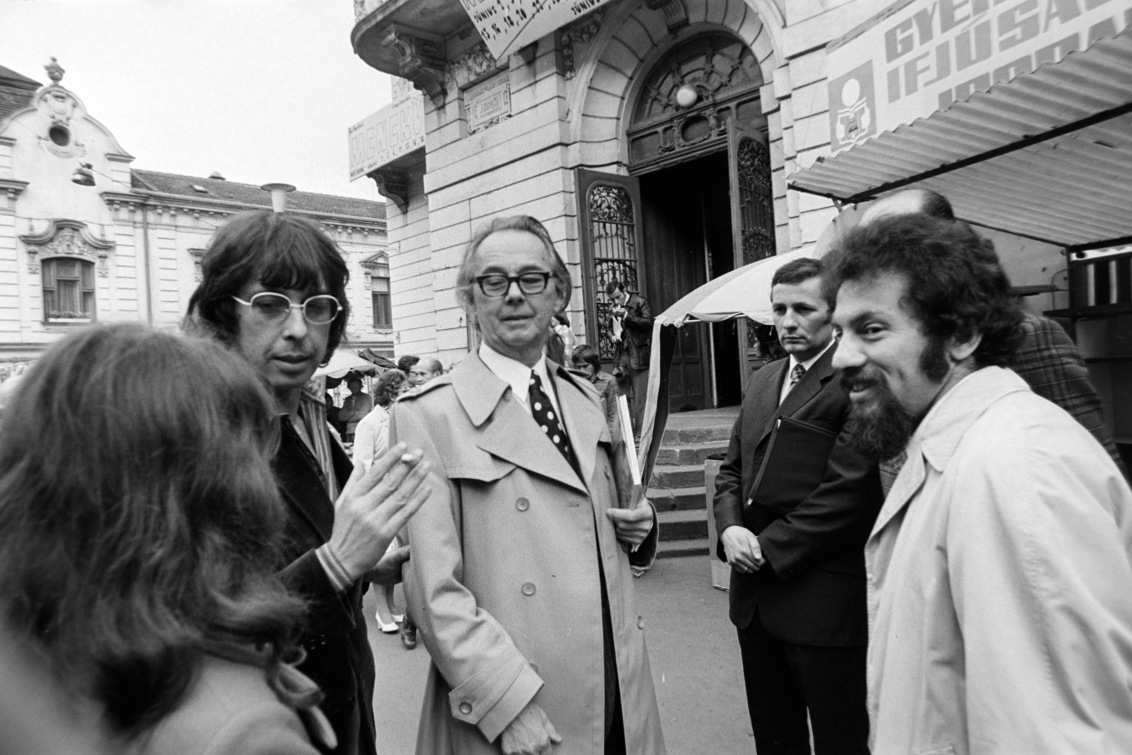Magyarország, Pécs, Színház tér a Pécsi Nemzeti Színház előtt. Könyvvel a kezében Vásárhelyi Győző (Victor Vasarely) magyar-francia festő, szobrász, mellette balra a fia Jean-Pierre Vasarely (Yvaral). A kép jobb szélén Gellér B. István képzőművész, grafikus, szobrász., 1976, Gábor Viktor, Fortepan #194387