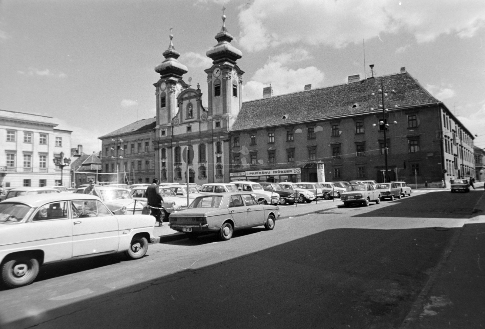 Magyarország, Győr, Széchenyi tér, Loyolai Szent Ignác bencés templom. Mellette balra a Czuczor Gergely Bencés Gimnázium, 1977, Gábor Viktor, Hillman Hunter, Fortepan #194410