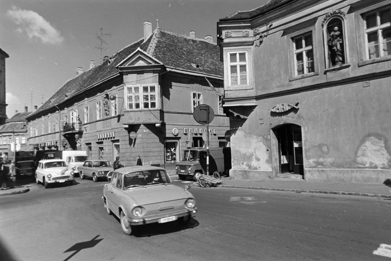 Hungary, Győr, Széchenyi tér, balra a Király (Alkotmány) utca, szemben a Jedlik Ányos utca sarkán az Eszterházy-ház, jobbra a Király-ház, homlokzatán Immaculata szoborral., 1977, Gábor Viktor, Fortepan #194414