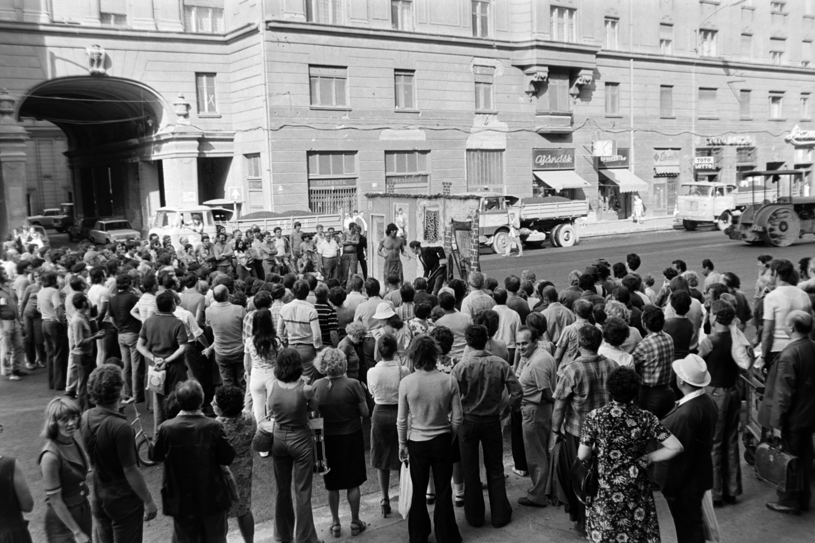 Hungary, Budapest IX.,Budapest VIII., Üllői út, a Moliére színmüvéből készült Duda Gyuri elindul című produkció a Tanyaszínház előadásában. Háttérben az átjáró a Corvin (Kisfaludy) köz felé vezet., 1977, Gábor Viktor, Budapest, Fortepan #194427