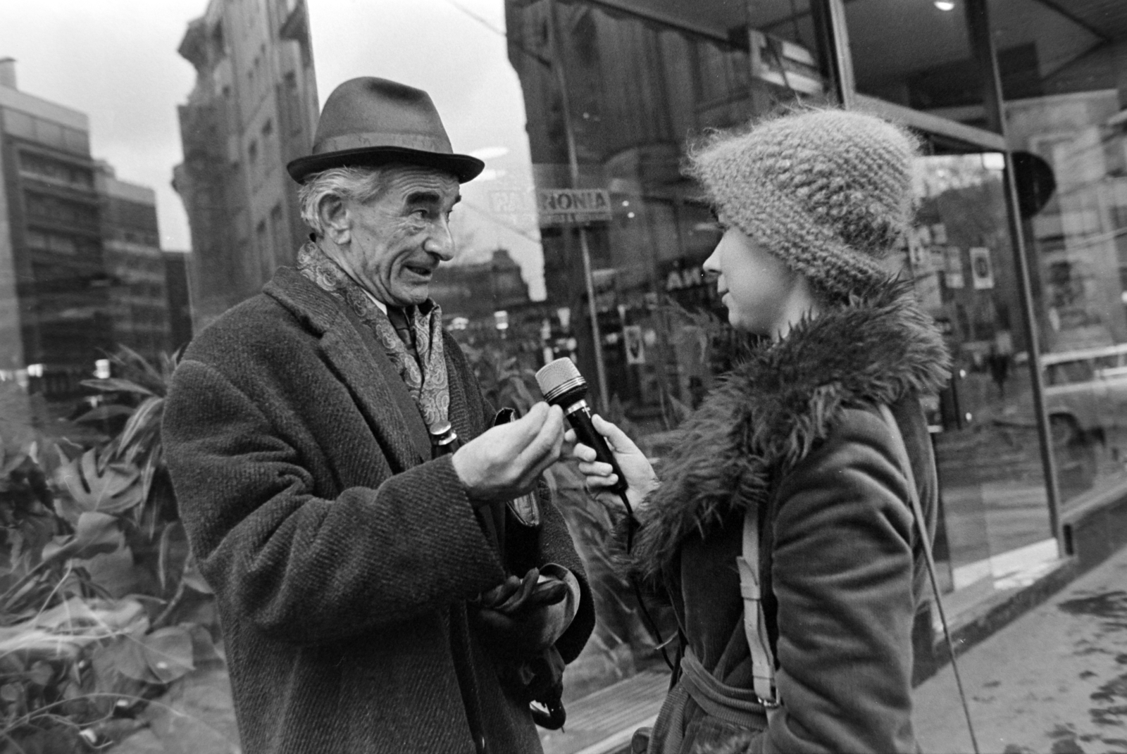 Hungary, Budapest V., Váci utca - Türr István utca sarok. Az Anna presszó üvegportálján a Szervita (Martinelli) téri iroda- és parkolóház tükröződik., 1977, Gábor Viktor, Budapest, reporter, microphone, Fortepan #194434