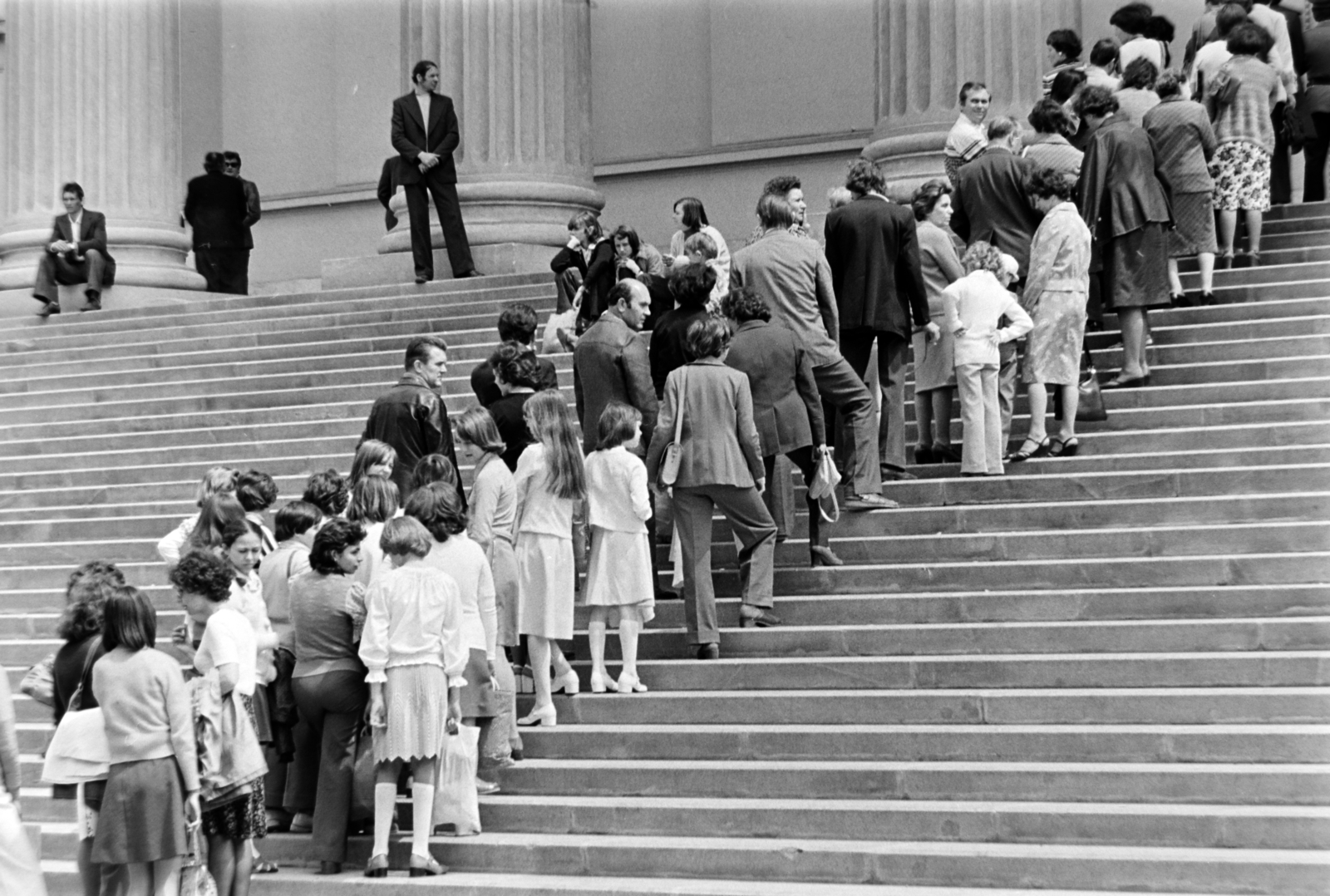 Hungary, Budapest VIII., Magyar Nemzeti Múzeum, az Amerikai Egyesült Államok által visszaszolgáltatott magyar koronázási jelvények kiállításának látogatói., 1978, Gábor Viktor, Budapest, flight of stairs, standing in line, Fortepan #194439