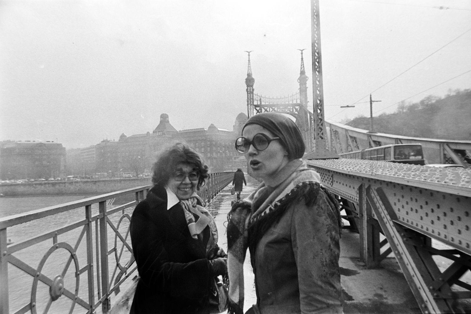 Hungary, Budapest XI., Szabadság híd, háttérben a Szent Gellért tér épületei. Érdeklődő járókelők, a felvétel az évente megtartott Bedobás / felesleges tárgyak Dunába dobása alkalmával készült., 1979, Gábor Viktor, Budapest, Budapest University of Technology, Fortepan #194444