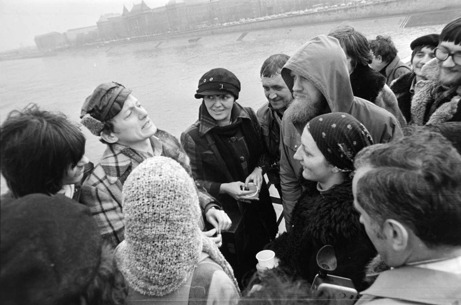 Hungary, Budapest XI., Szabadság híd, háttérben a Budapesti Műszaki Egyetem (később Budapesti Műszaki és Gazdaságtudományi Egyetem) épületei. Résztvevők az évente megtartott Bedobás / felesleges tárgyak Dunába dobása alkalmával., 1979, Gábor Viktor, Budapest, Budapest University of Technology, Fortepan #194446