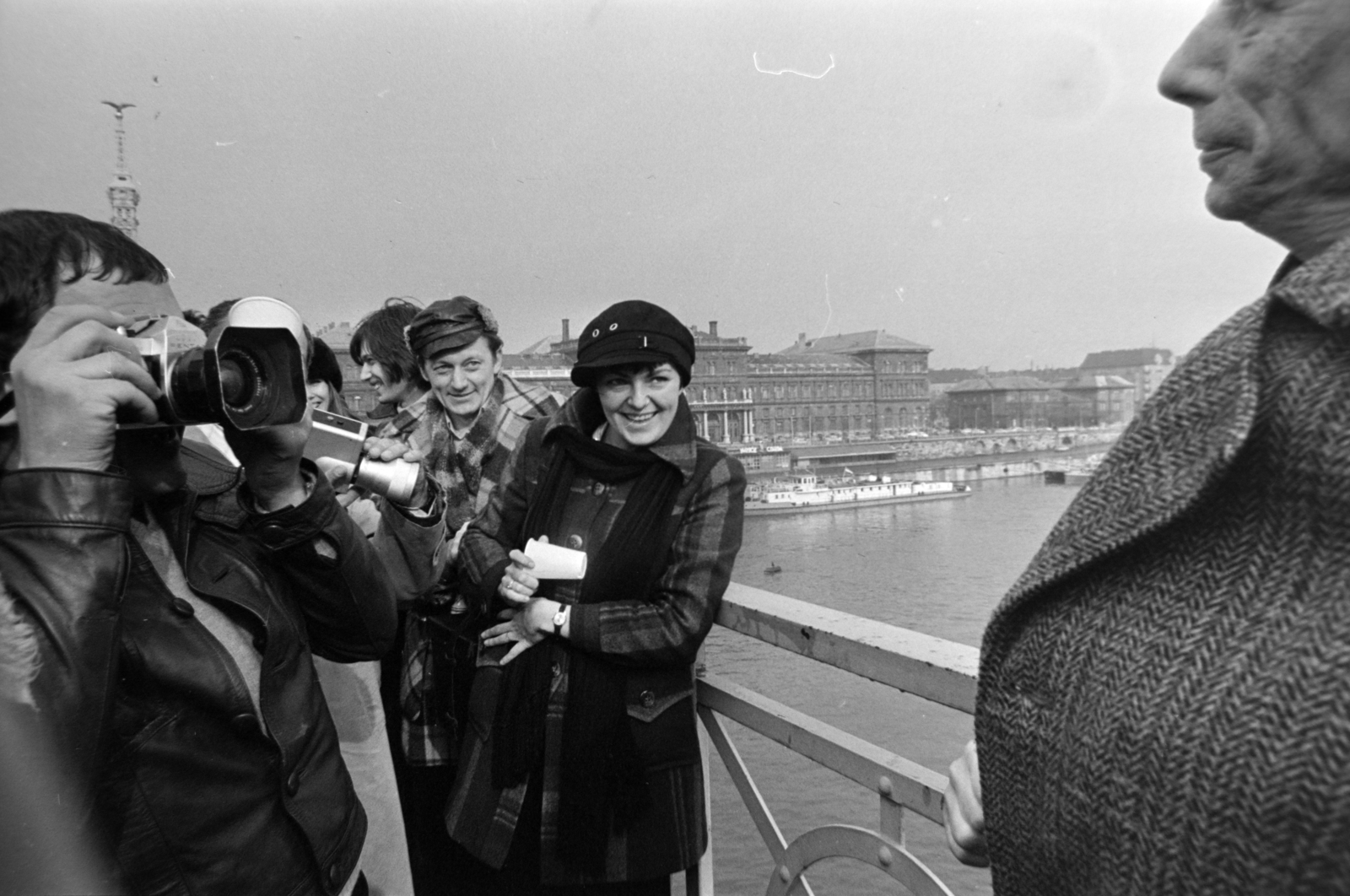 Hungary, Budapest IX., Szabadság híd, háttérben a Fővám (Dimitrov) tér, Marx Károly Közgazdaságtudományi Egyetem (később Corvinus Egyetem). Szabóky Zsolt fotóművész felvétel készít Harmath István fényképészről aki, mindenek előtt magára vonatkoztatva alapított Világ Legnagyobb Marhája kitüntetés alapítója., 1979, Gábor Viktor, Budapest, camera, Pentax-brand, Fortepan #194450