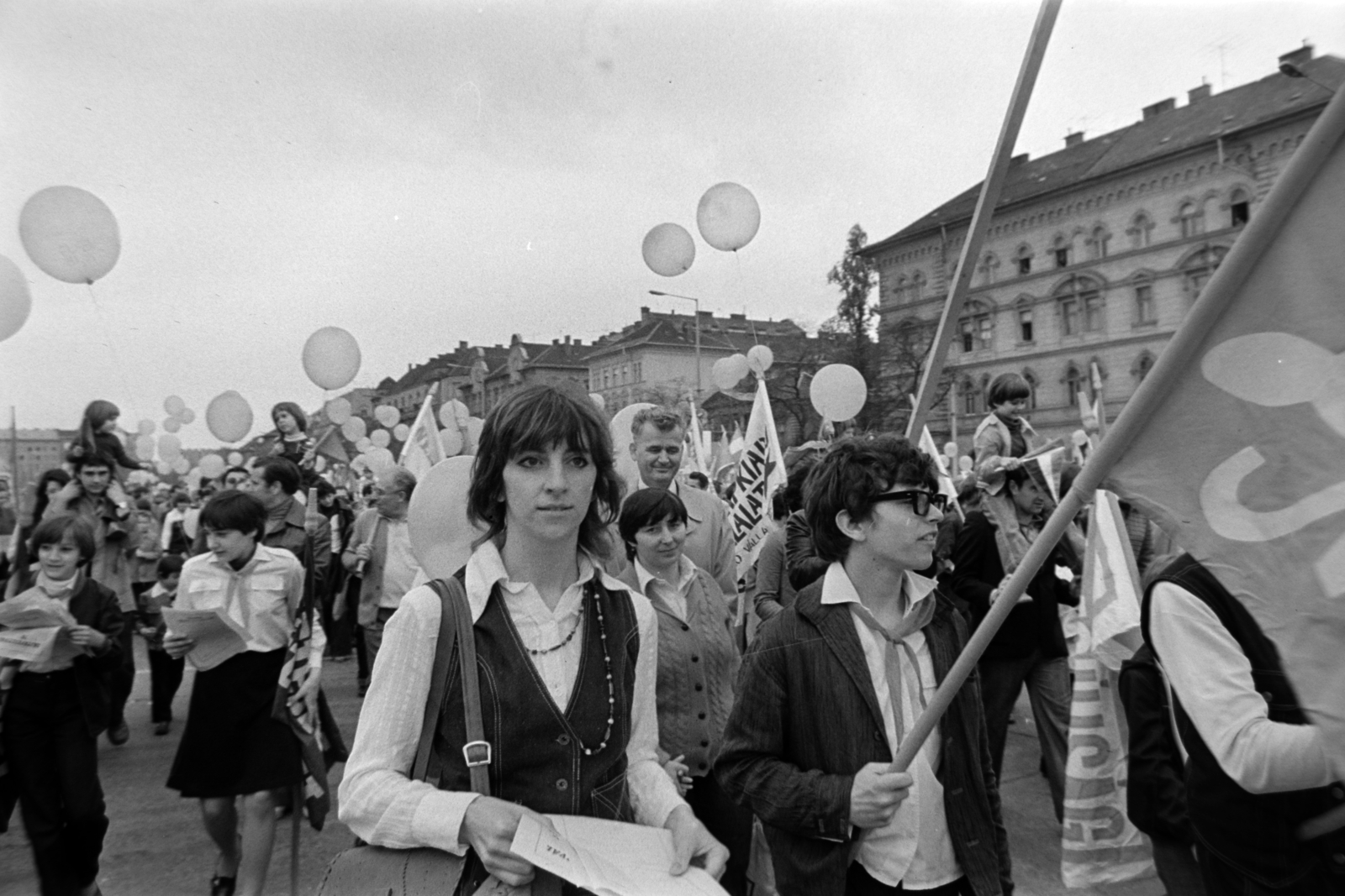 Magyarország, Budapest XIV.,Budapest VII., Ötvenhatosok tere (Felvonulási tér), május 1-i ünnepség, a felvonulók mögött a Dózsa György út épületei., 1978, Gábor Viktor, Budapest, Fortepan #194461