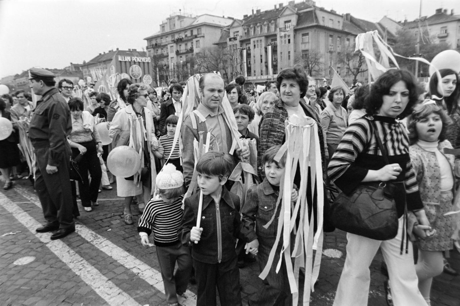 Hungary, Budapest XIV.,Budapest VII., Ötvenhatosok tere (Felvonulási tér), május 1-i ünnepség, a felvonulók mögött a Dózsa György út épületei., 1978, Gábor Viktor, Budapest, Fortepan #194466