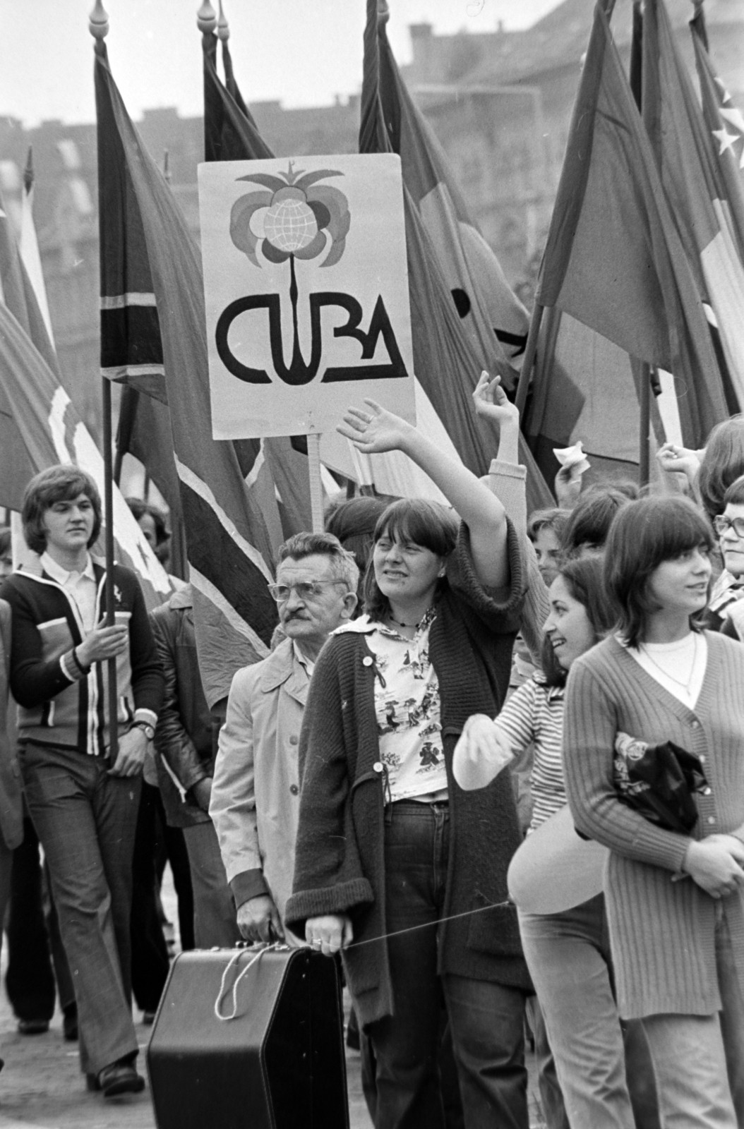 Hungary, Budapest XIV.,Budapest VII., Ötvenhatosok tere (Felvonulási tér), május 1-i ünnepség, a felvonulók mögött a Dózsa György út épületei., 1978, Gábor Viktor, Budapest, Fortepan #194473