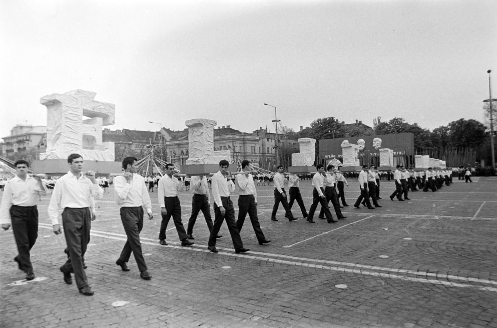 Magyarország, Budapest XIV.,Budapest VII., Ötvenhatosok tere (Felvonulási tér), háttérben balra a Dózsa György út épületei, jobbra a Városligeti (Gorkij) fasor torkolata. Május 1-i felvonulás., 1978, Gábor Viktor, Budapest, Fortepan #194477