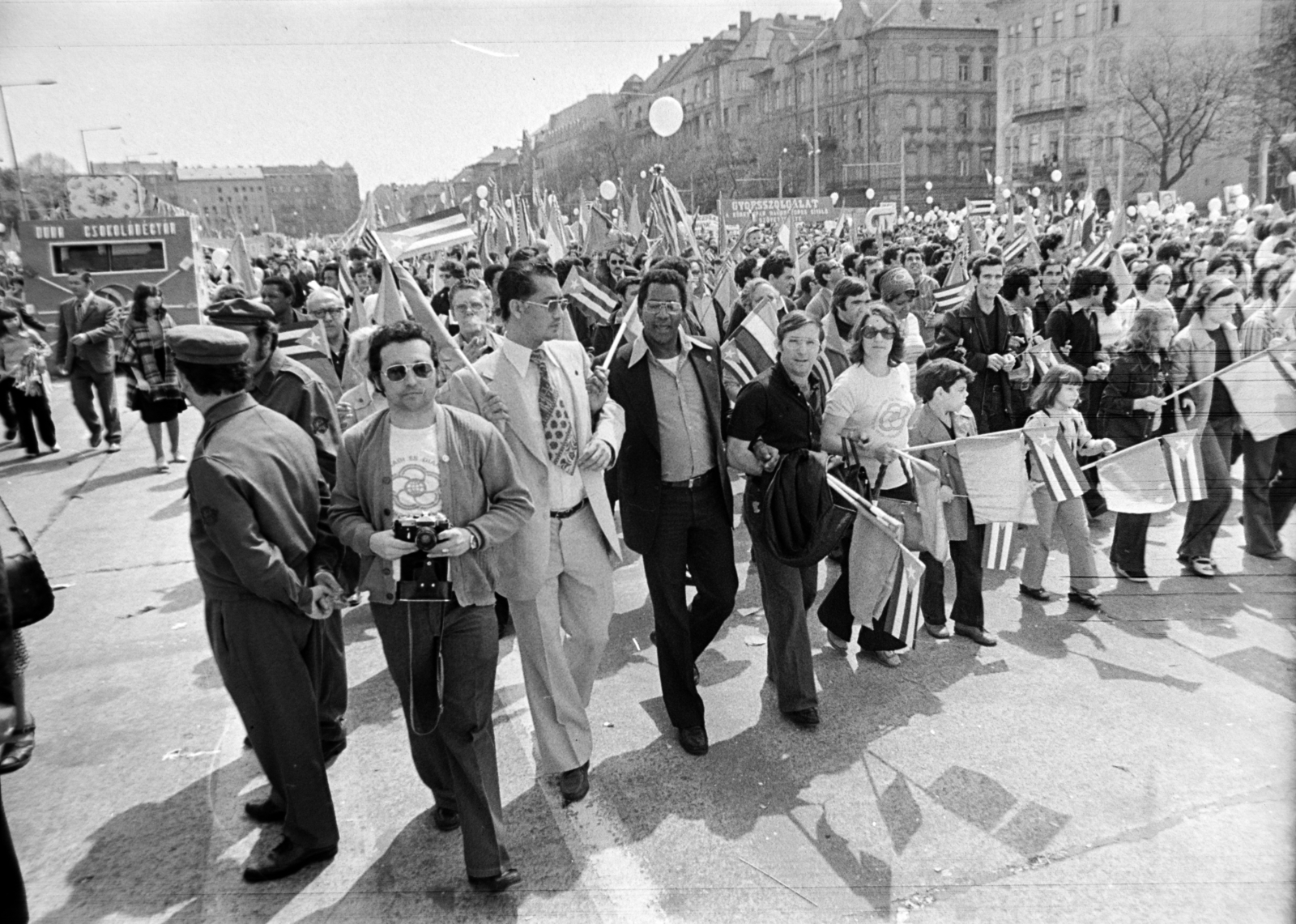 Hungary, Budapest XIV.,Budapest VII., Ötvenhatosok tere (Felvonulási tér), május 1-i felvonulás. A háttérben balra az Ajtósi Dürer sor épületei, jobbra a Dózsa György út épületei., 1978, Gábor Viktor, Budapest, Fortepan #194481