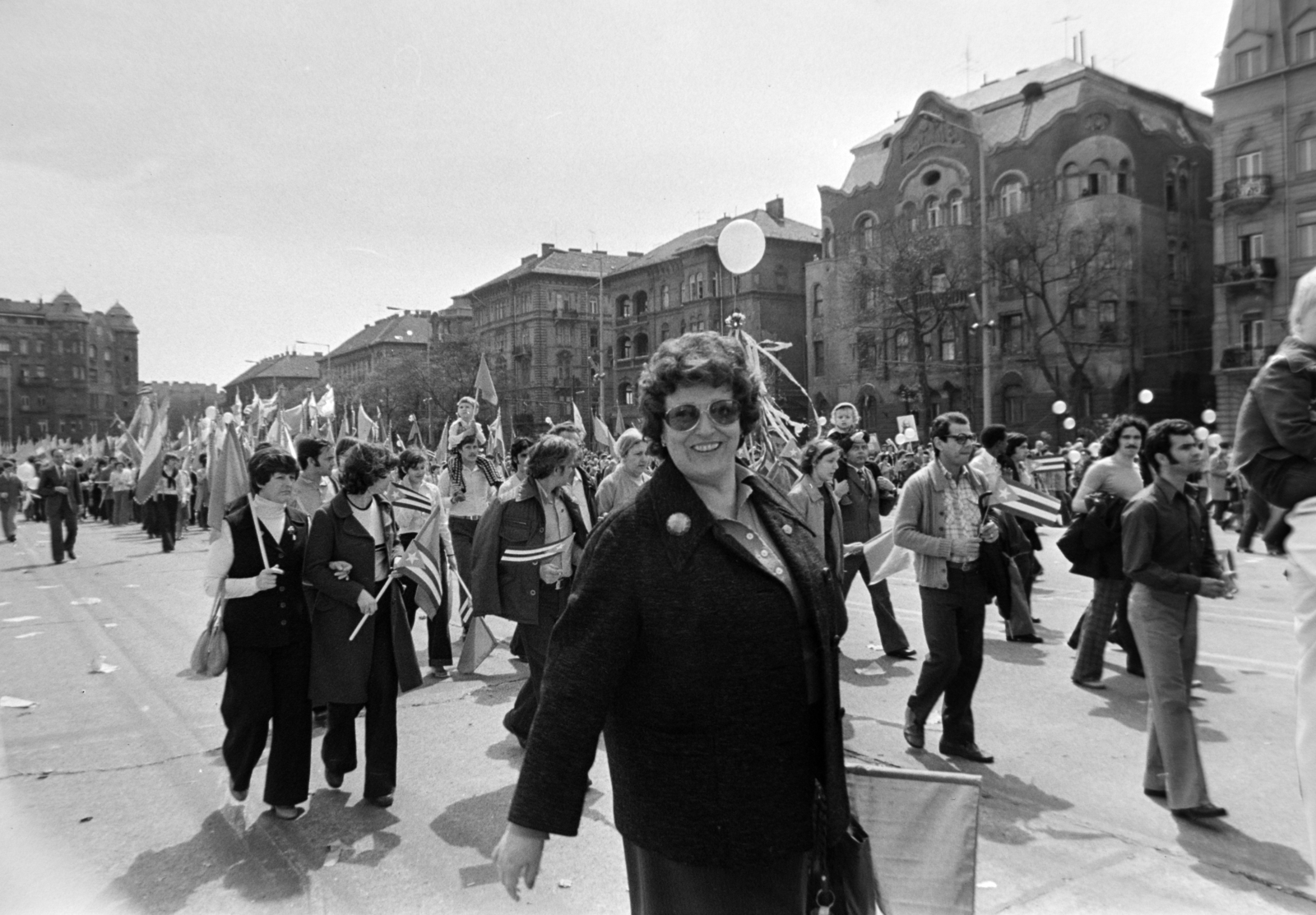 Hungary, Budapest XIV.,Budapest VII., Ötvenhatosok tere (Felvonulási tér), május 1-i felvonulás. A háttérben balra az Ajtósi Dürer sor épületei, jobbra a Dózsa György út épületei., 1978, Gábor Viktor, Budapest, Fortepan #194483