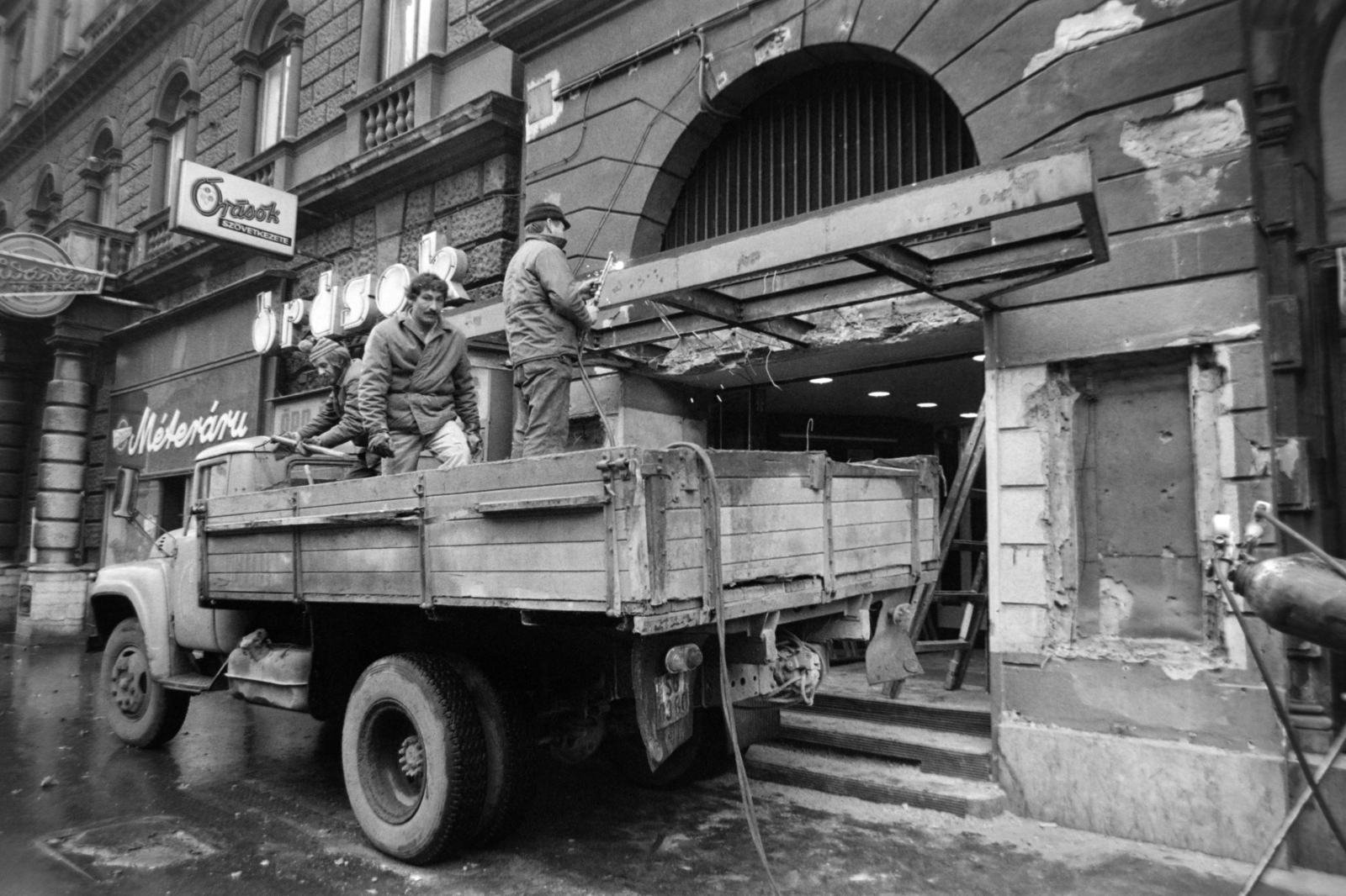 Hungary, Budapest VI., Teréz körút 48. (Lenin körút 106.), a felvétel a Játékszín bejáratának átépítésekor készült., 1980, Gábor Viktor, commercial vehicle, ZIL-brand, clockmaker, Budapest, Fortepan #194508