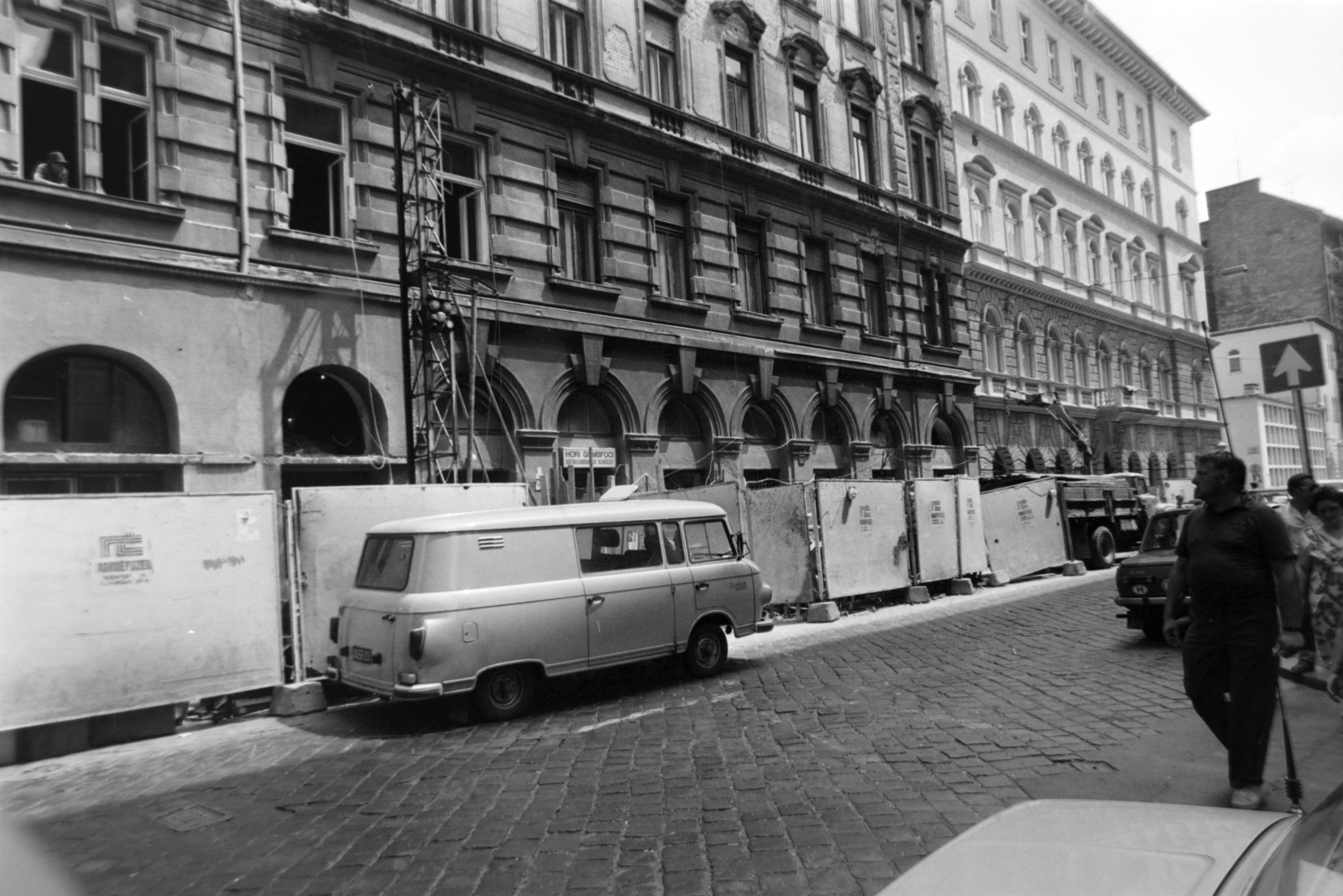 Hungary, Budapest VI., Jókai utca a Weiner Leó utca totkolatánál., 1982, Gábor Viktor, Barkas-brand, Budapest, Fortepan #194511