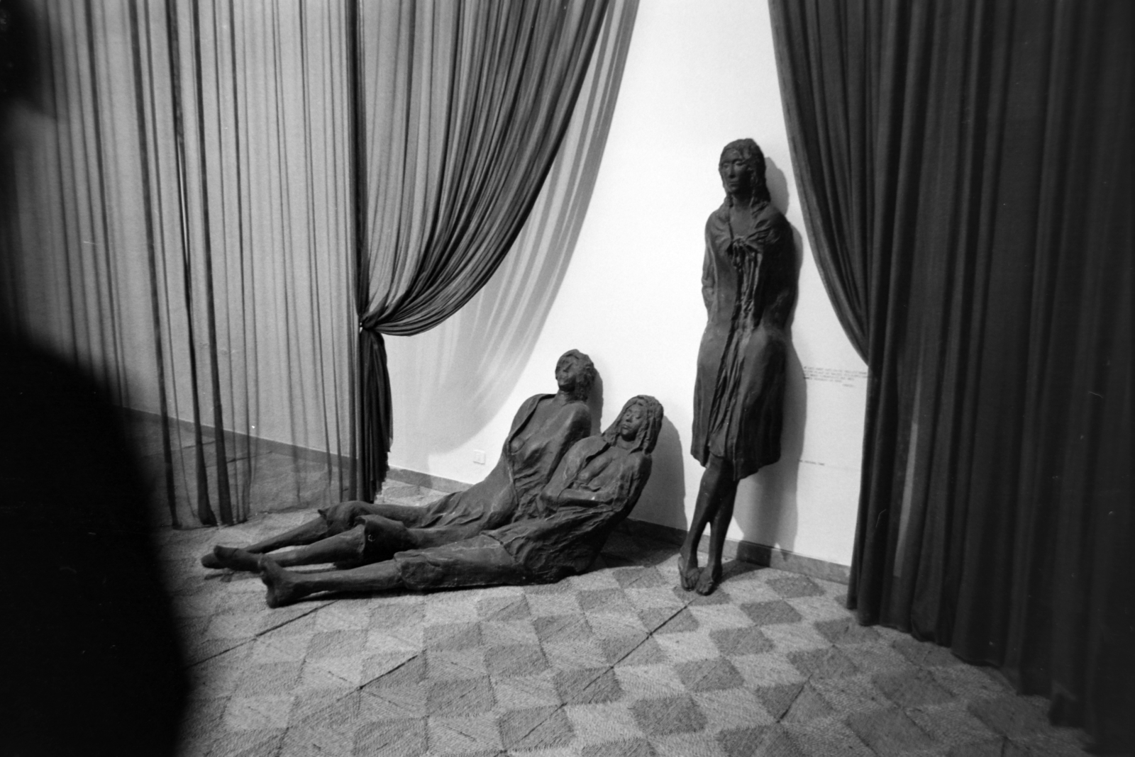 Italy, Venice, Giardini della Biennale, a 41. Velencei Biennálé (La Biennale di Venezia), Nemzetközi Művészeti Kiállítás. Magyar pavilon, Varga Imre szobrászművész alkotása, az Eltűnt idő (Les temps perdus). A bronz női alakok ma a siófoki kórház parkjában állnak., 1984, Gábor Viktor, Fortepan #194519