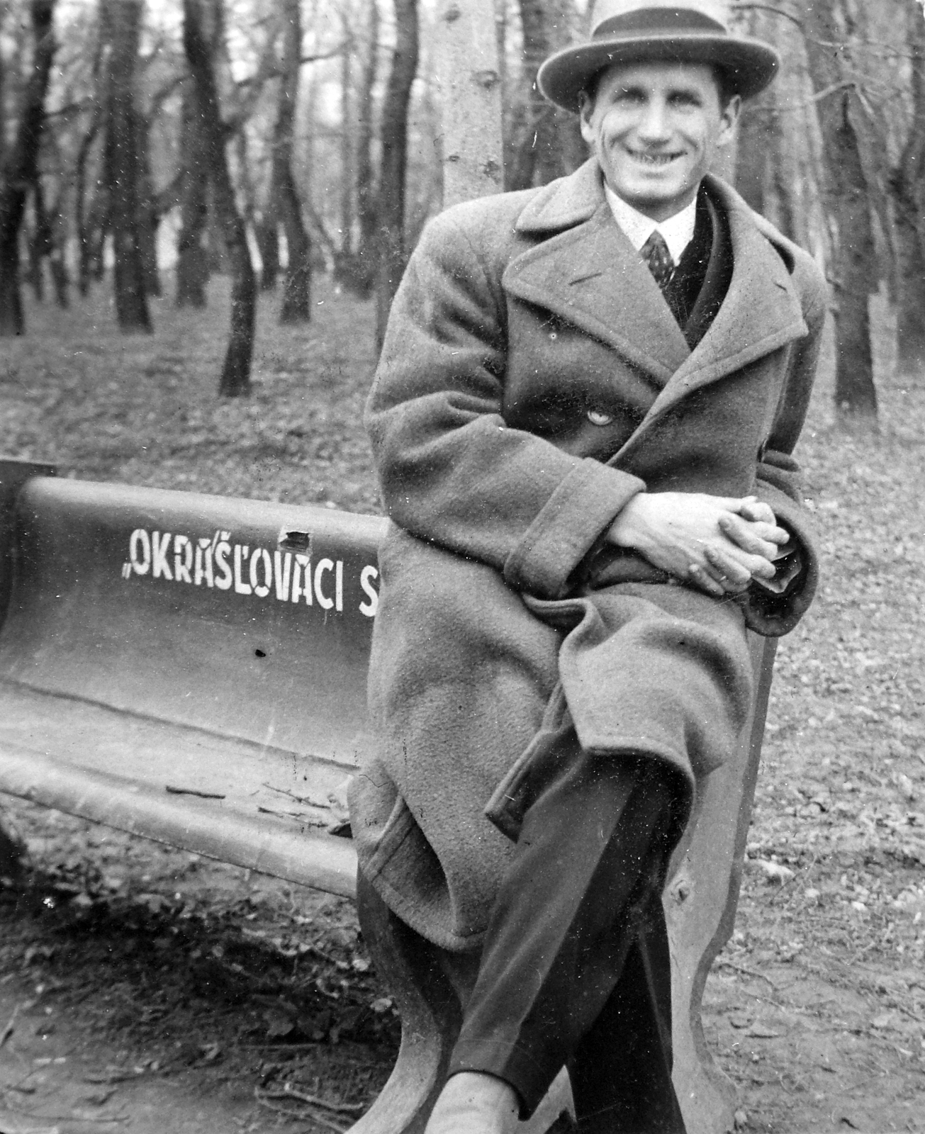 1929, Fortepan, portrait, Czechoslovakia, man, bench, prop up on elbows, leg over leg, intertwined fingers, Fortepan #19452