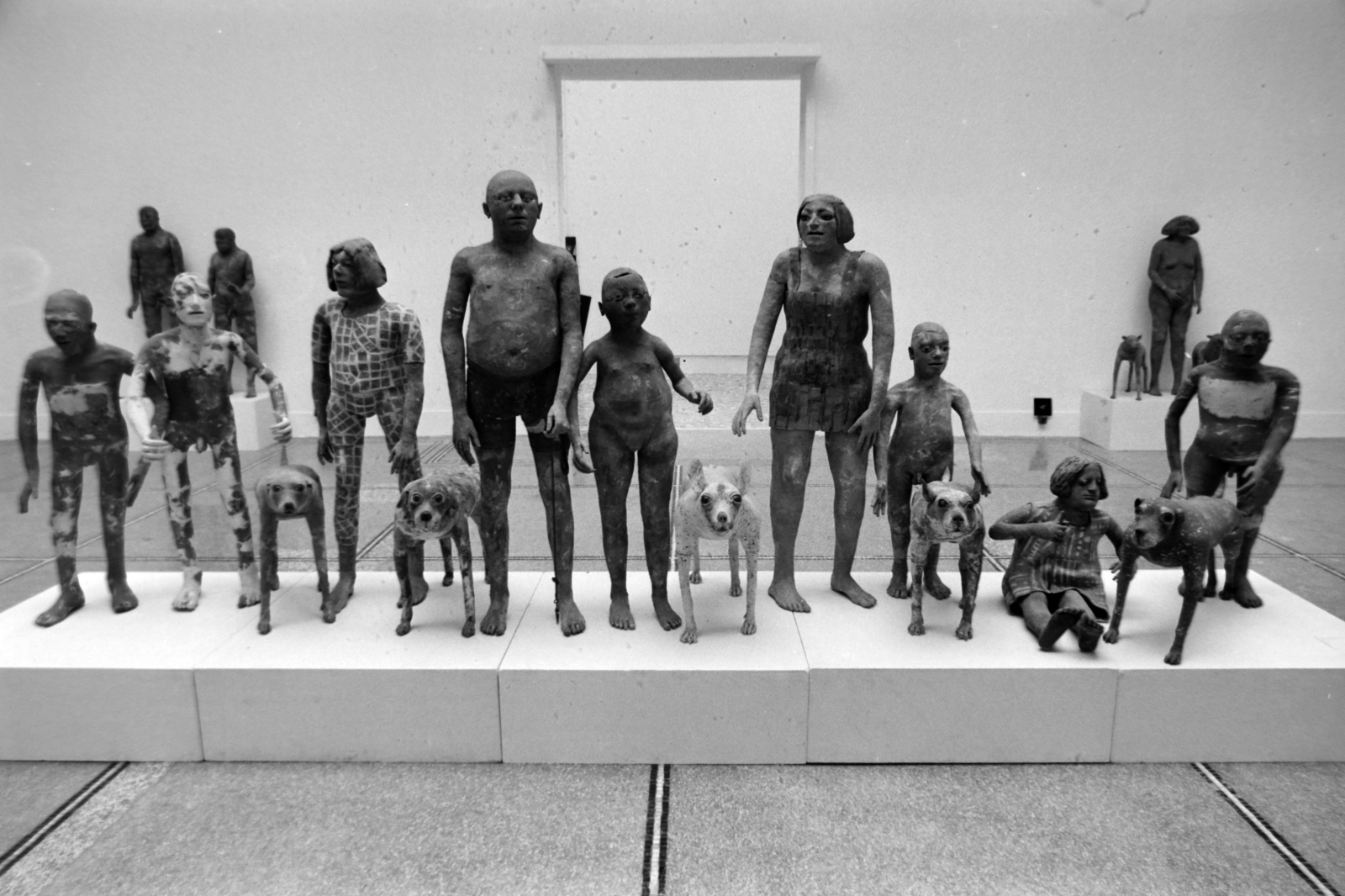 Italy, Venice, Giardini della Biennale, a 41. Velencei Biennálé (La Biennale di Venezia), Nemzetközi Művészeti Kiállítás. Belga pavilon, José Vermeersch belga szobrász és festőművész kerámiaszobrai., 1984, Gábor Viktor, Fortepan #194521