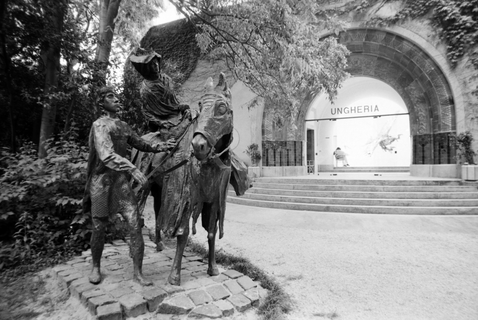 Italy, Venice, Giardini della Biennale, a 41. Velencei Biennálé (La Biennale di Venezia), Nemzetközi Művészeti Kiállítás. Magyar pavilon előtt Varga Imre szobrászművész alkotása, Szent Erzsébet és férje lV. Lajos türingiai tartománygróf. A szobor ma a a sárospataki Szent Erzsébet templom előtt áll., 1984, Gábor Viktor, Fortepan #194522