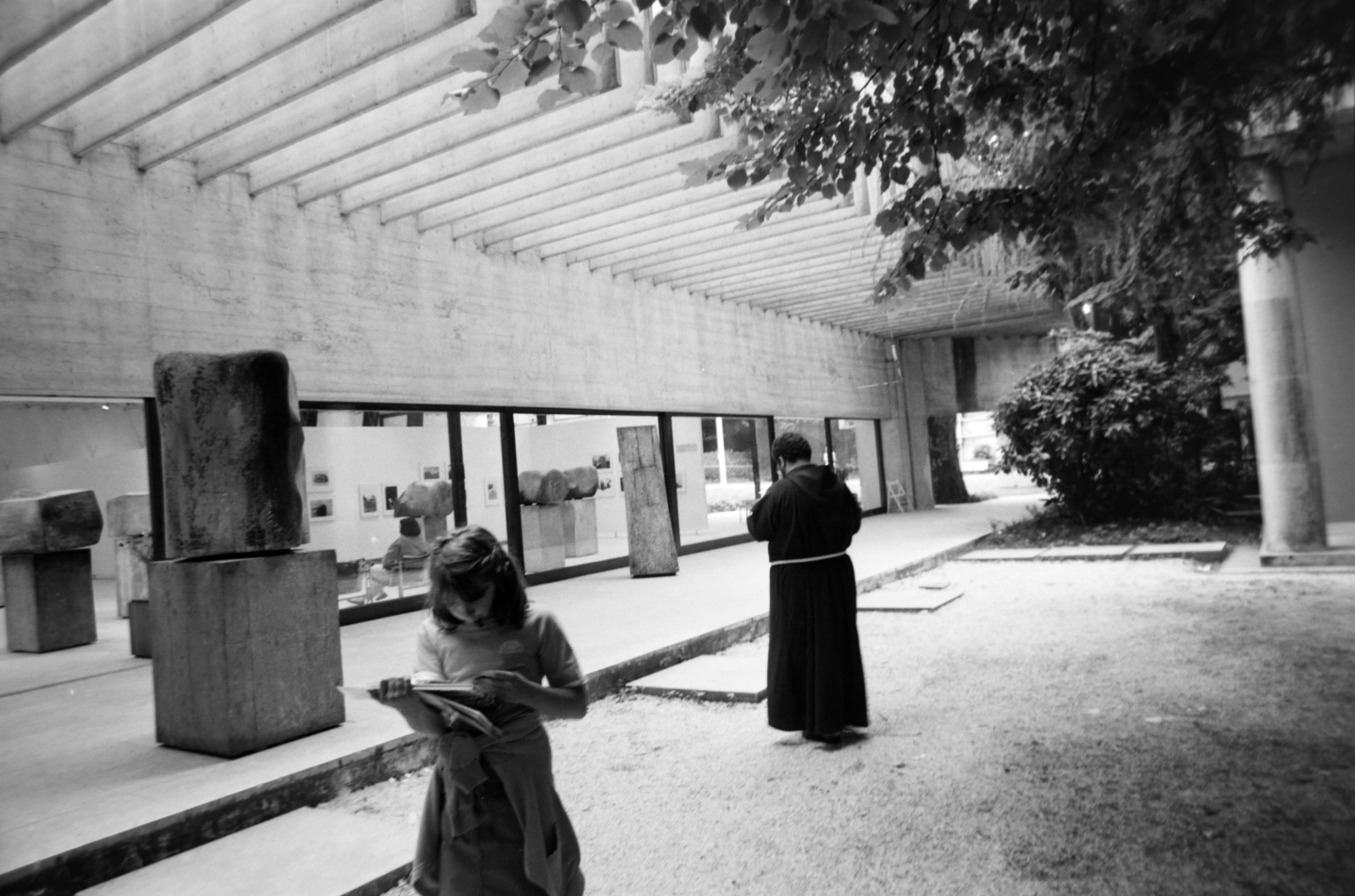 Olaszország, Velence, Giardini della Biennale, a 41. Velencei Biennálé (La Biennale di Venezia), Nemzetközi Művészeti Kiállítás. A Skandináv pavilonban a finn szobrászművész Kain Tapper szobrai., 1984, Gábor Viktor, Fortepan #194525