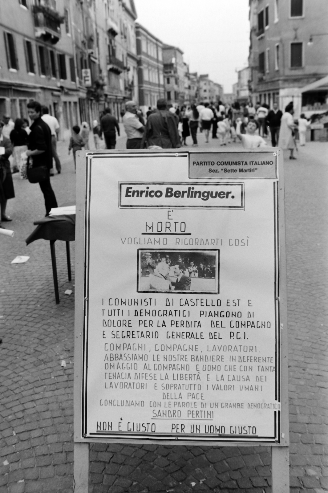 Italy, Venice, Via Giuseppe Garibaldi, az Olasz Kommunista Párt utcai standja, ahol a párt aktivistái az elhunyt főtitkárra, Enrico Berluingerre emlékeztek., 1984, Gábor Viktor, Fortepan #194530